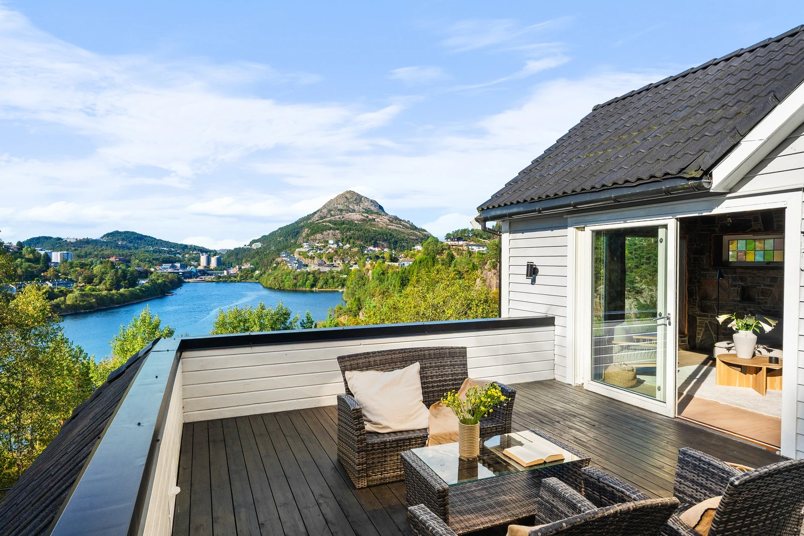 Boligen har usedvanlig gode uteområder med nydelig utsikt og flere soner for både sol og skygge gjennom hele dagen. Galleribilde