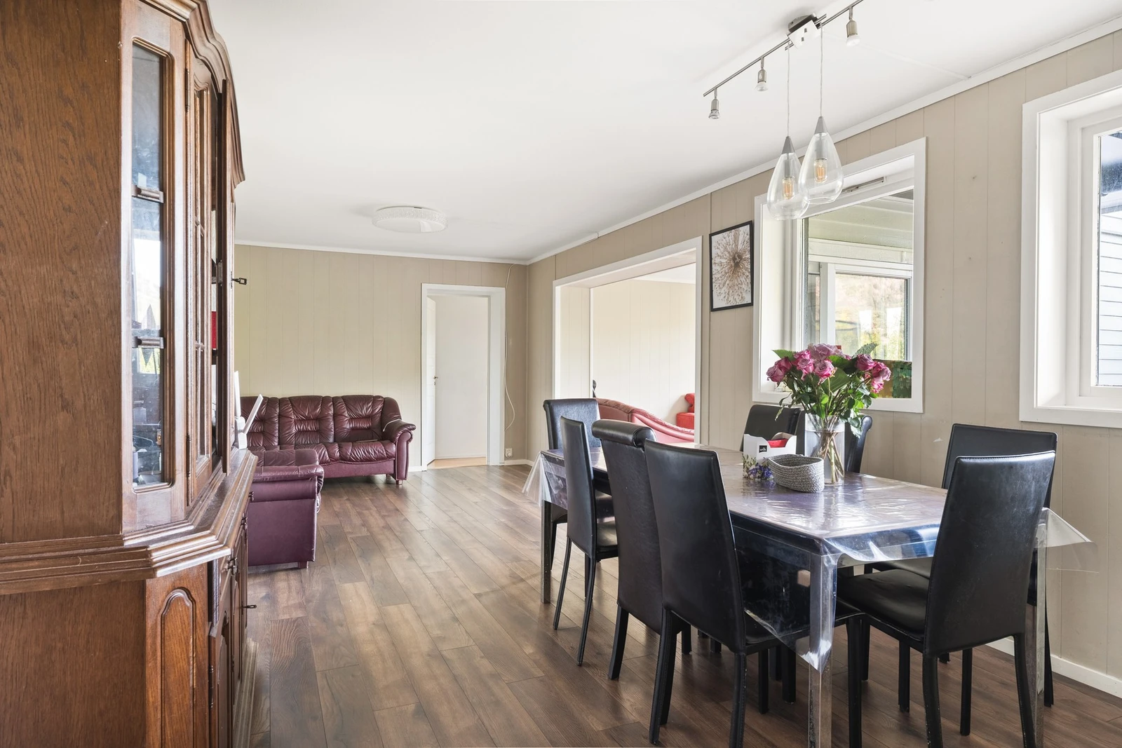 Her får du separat kjøkken, stue, bad og tre soverom. Galleribilde