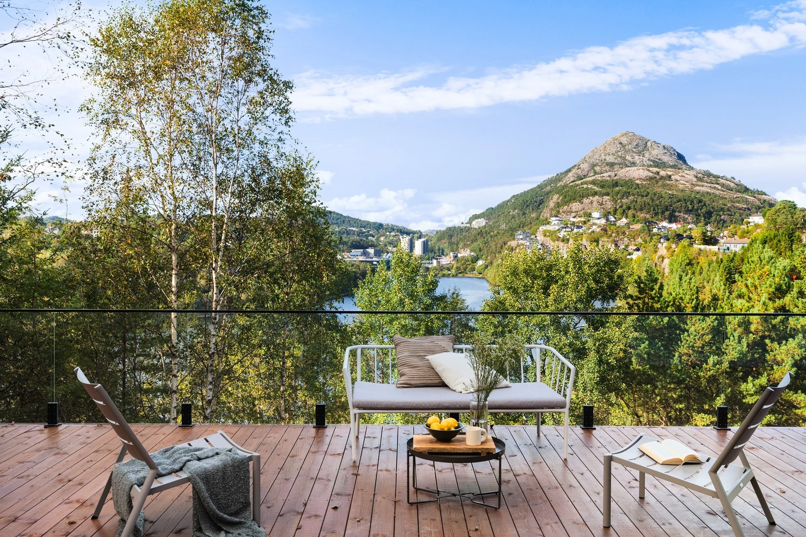 Her ligger du skjermet og fint til med fantastisk utsikt og beliggenhet! Galleribilde