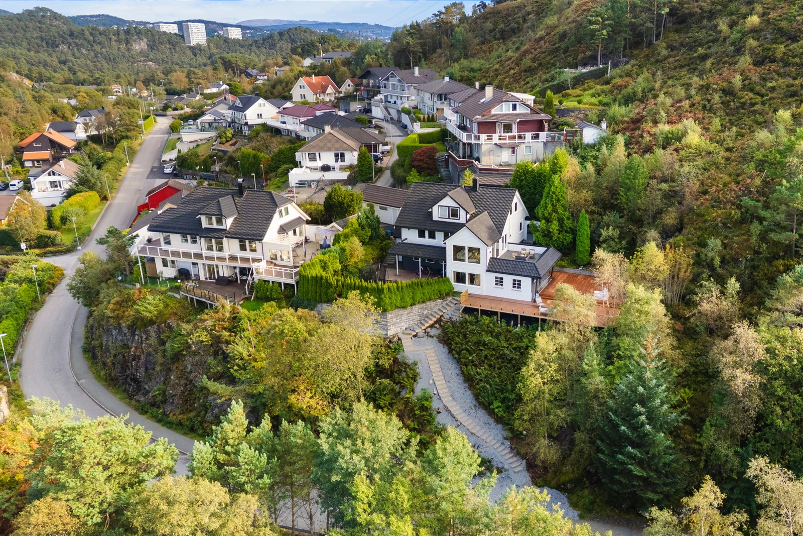 Boligen er gjennomgående oppgradert i senere tid med nye gulv og lister, balansert ventilasjon og malte overflater. Galleribilde