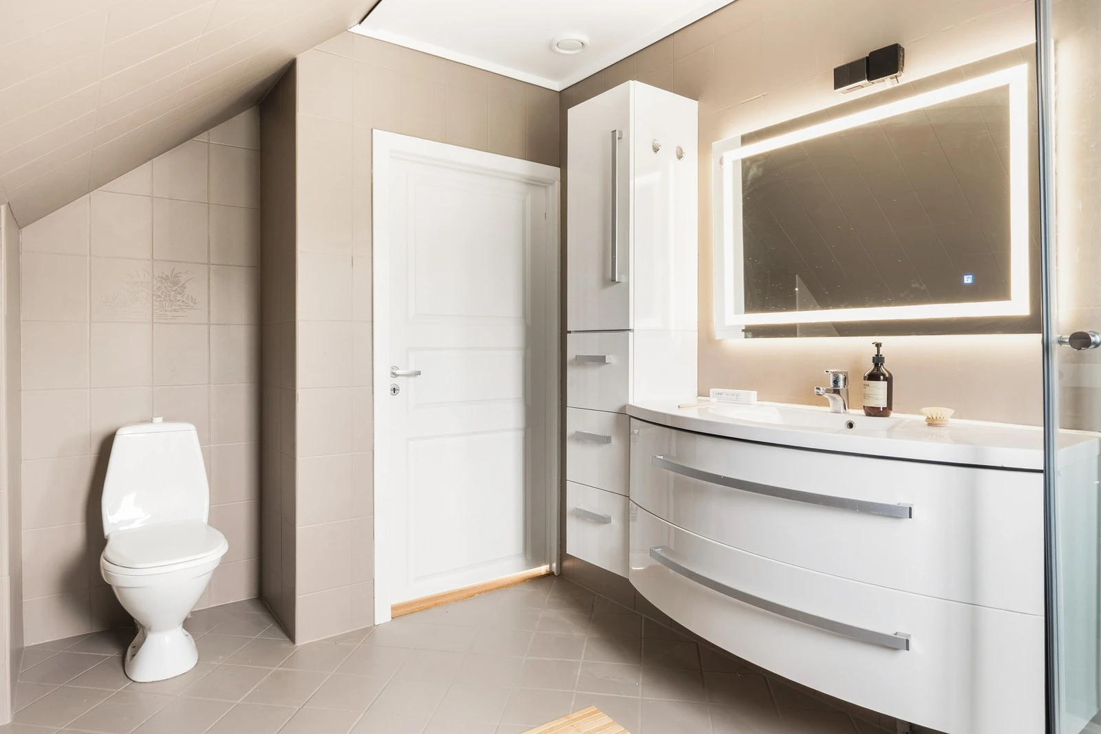 Downlights i himling og varmekabler i gulvet gir høy komfort. Galleribilde