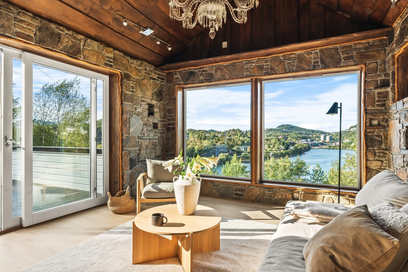 Fra denne stuen har du direkte utgang til en balkong. Galleribilde