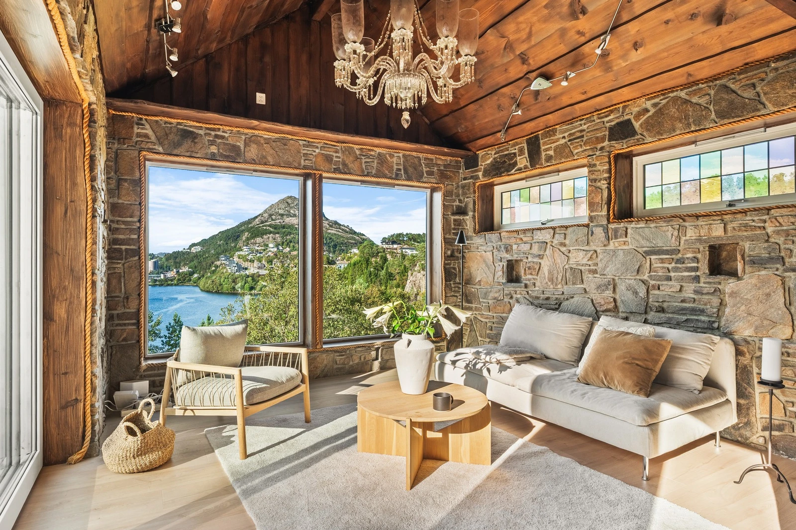 Her kan du nyte lange kvelder med solnedgang og sjøutsikt. Galleribilde