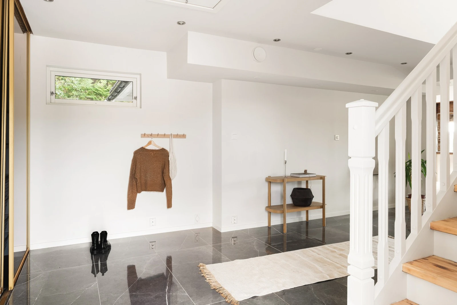 Her har du god plass til å henge fra deg i en romslig skyvedørsgarderobe som holder yttertøy og sko ute av syne. Galleribilde