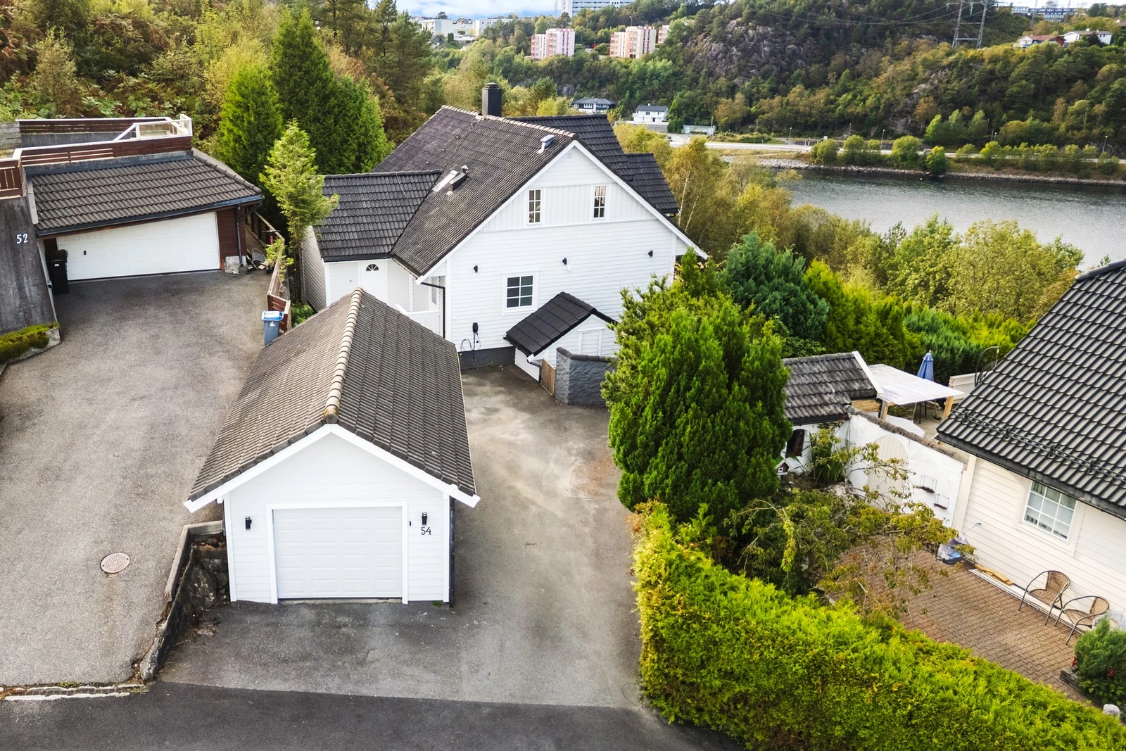 Parkering på egen tomt og i garasje. Garasjen måler 27 kvm. Galleribilde
