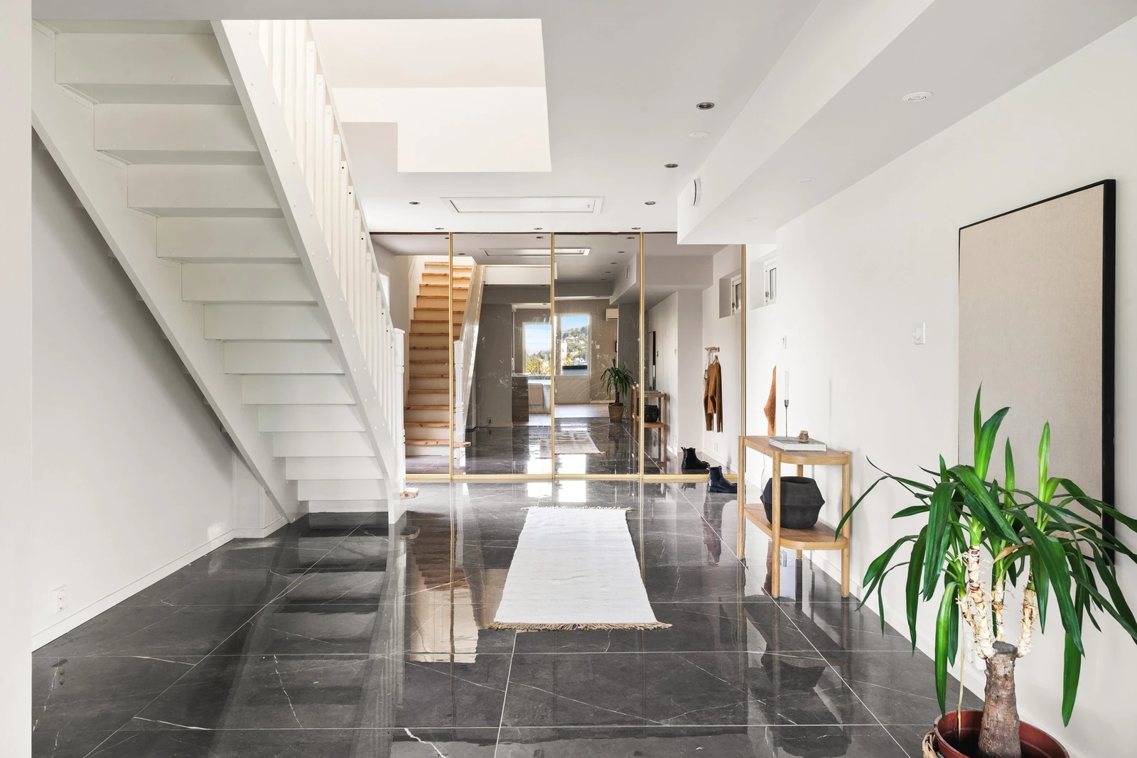 Entréen på 13,8 kvm ønsker deg velkommen med en lys og rolig stemning. Galleribilde