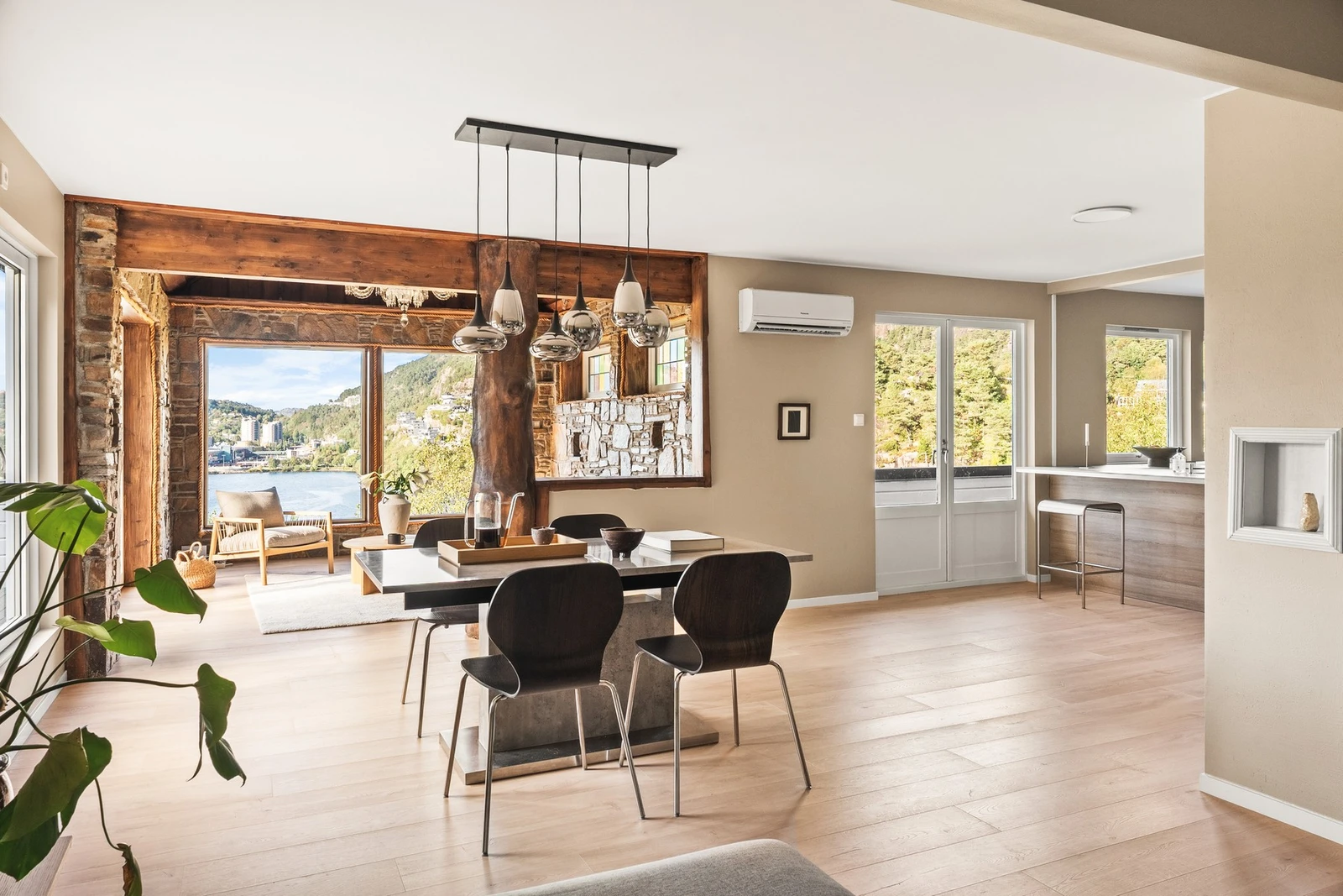 I tillegg får du en egen sone med store vinduer og fantastisk utsikt! Galleribilde