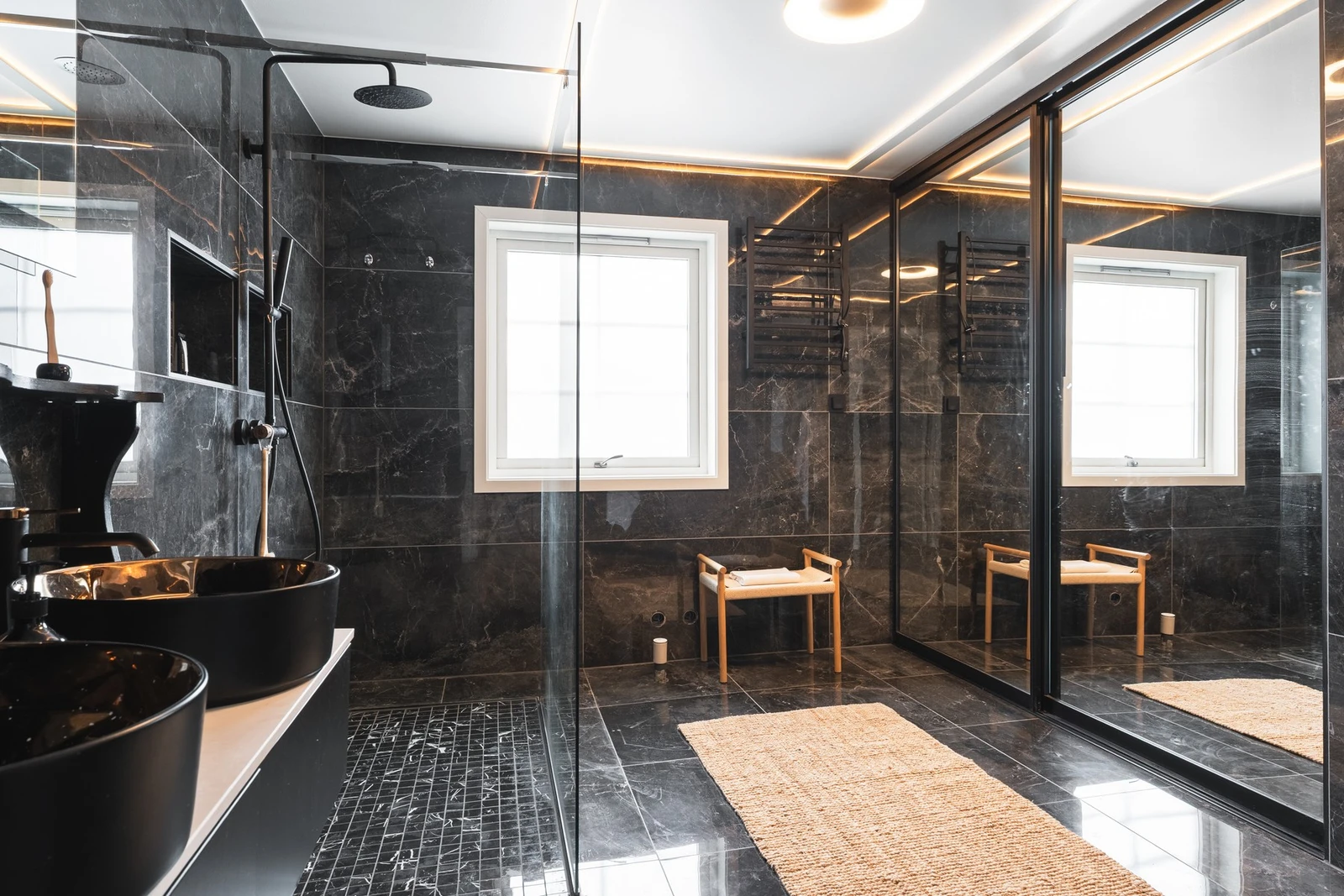 Stort og moderne bad med fliser på gulv og vegger. Galleribilde