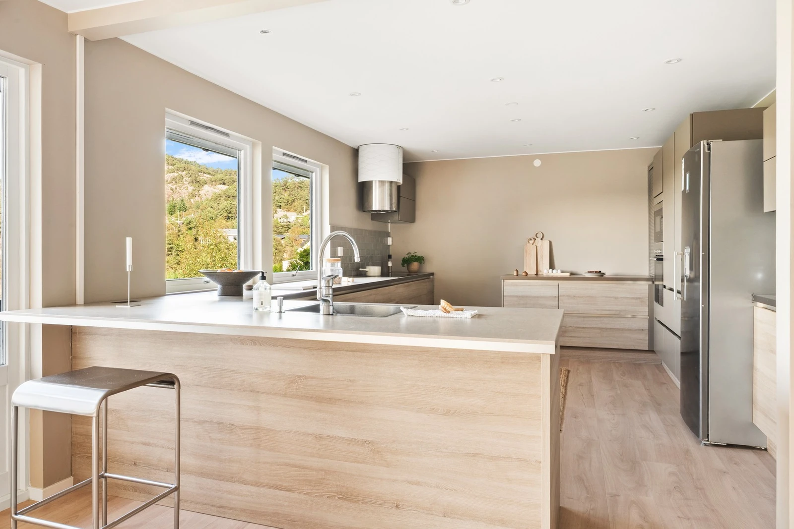 Kjøkkenet har rikelig med skap- og benkeplass. Galleribilde