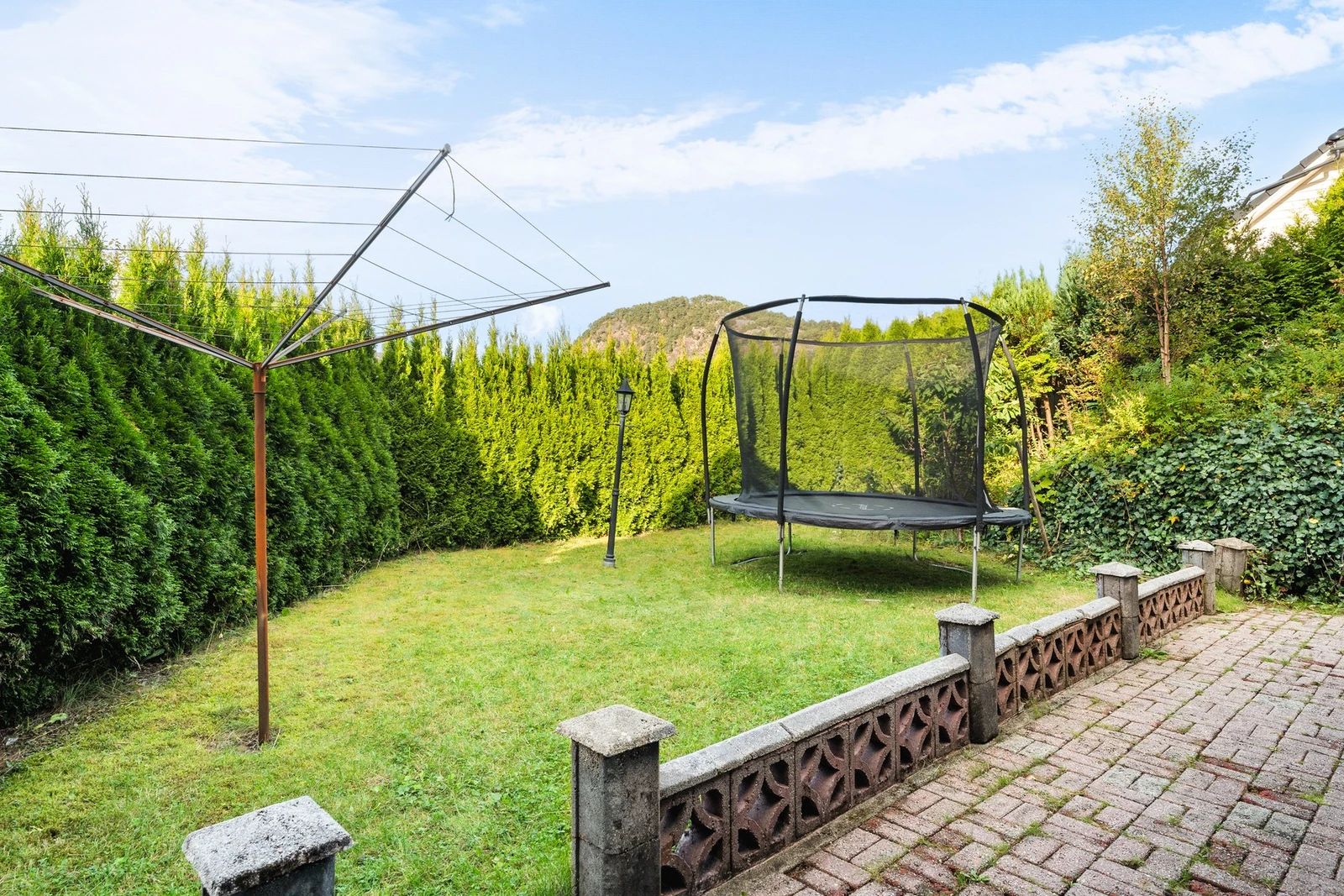 Uteområdene fremstår som en stor kvalitet ved boligen og forsterker følelsen av å bo romslig og fritt, med naturen og sjøutsikten som bakteppe. Galleribilde