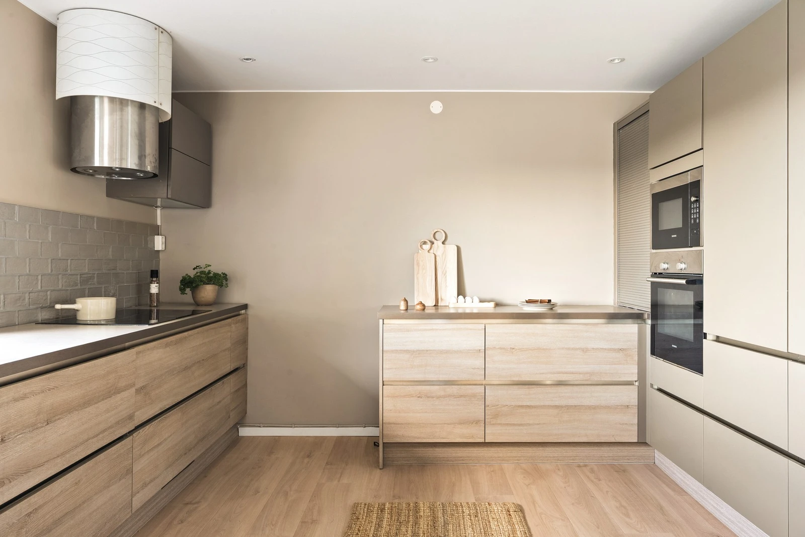 Integrerte hvitevarer: stekeovn, platetopp, oppvaskmaskin, ventilator, mikro og kjøleskap med frysedel. Galleribilde