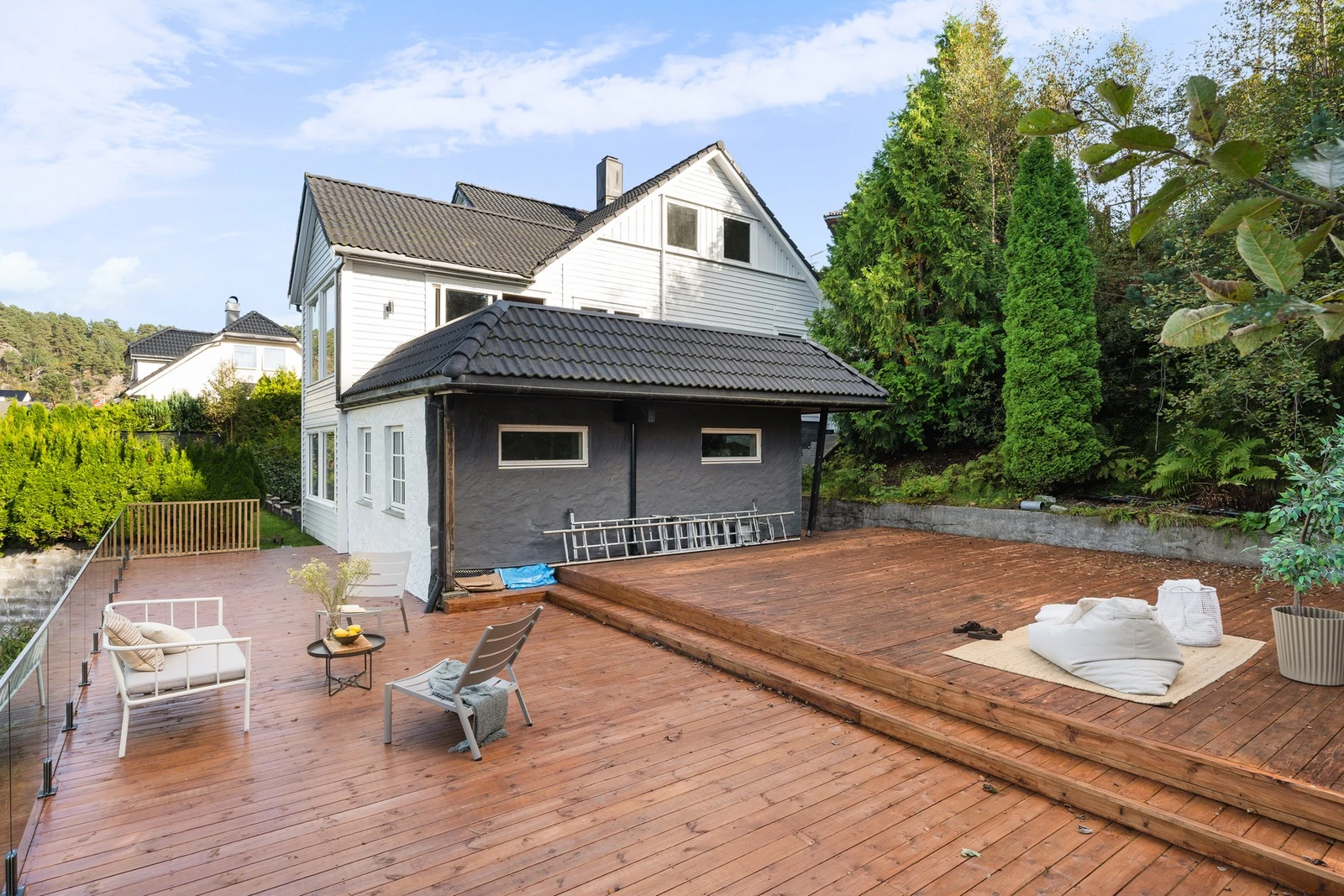 Perfekt for sommerfester, grillkvelder eller rolige ettermiddager i solen. Her har du plass til både spisegruppe, loungemøbler, utekjøkken og lekeplass for barna. Galleribilde