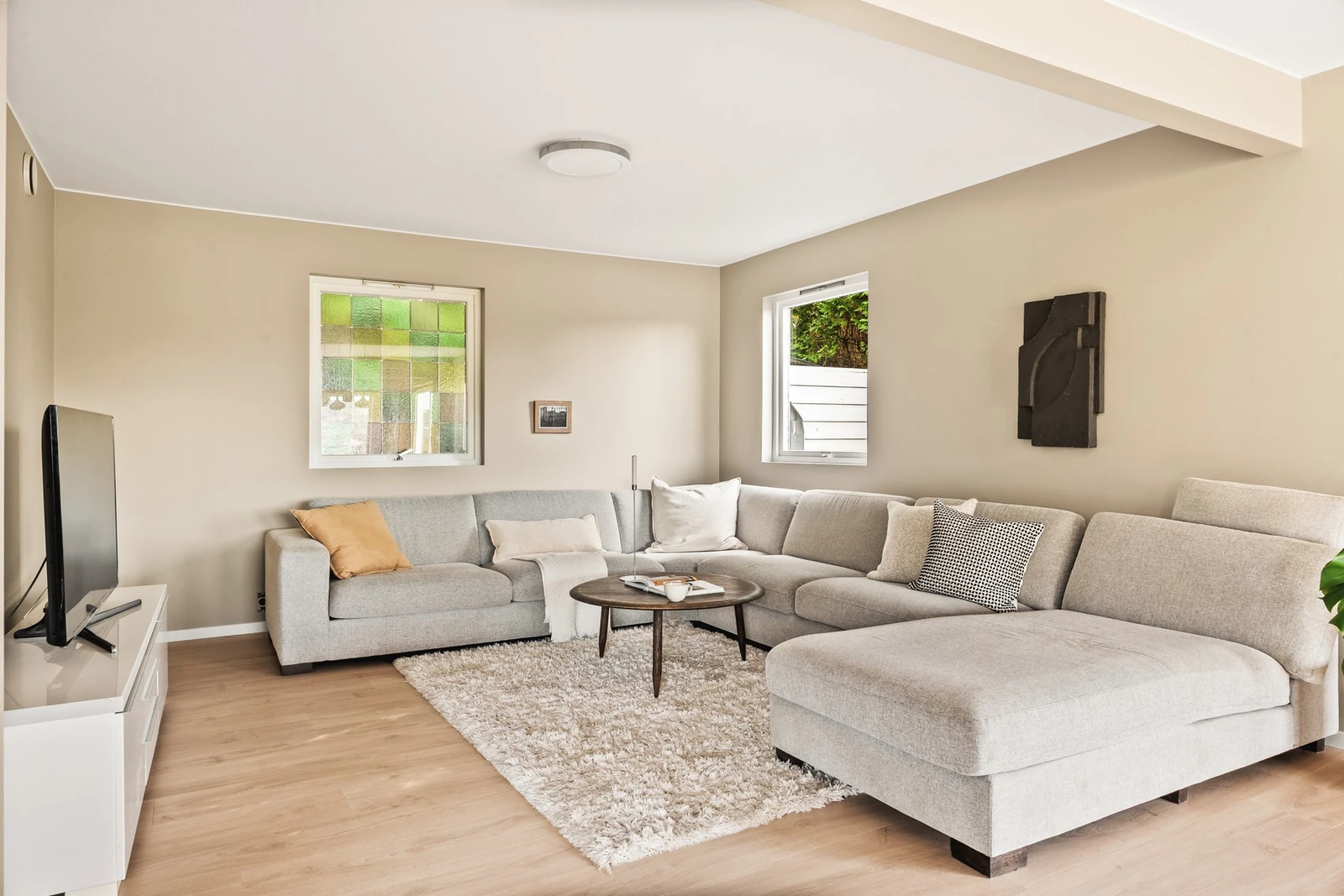 Stuen har godt med plass til både sofagruppe, TV-løsning og spisebord. Galleribilde