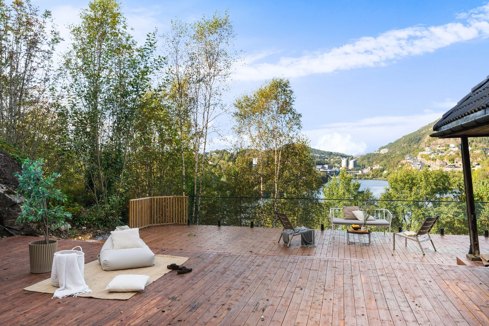 I 1. etasje finner du en stor terrasse på hele 130 m². Galleribilde