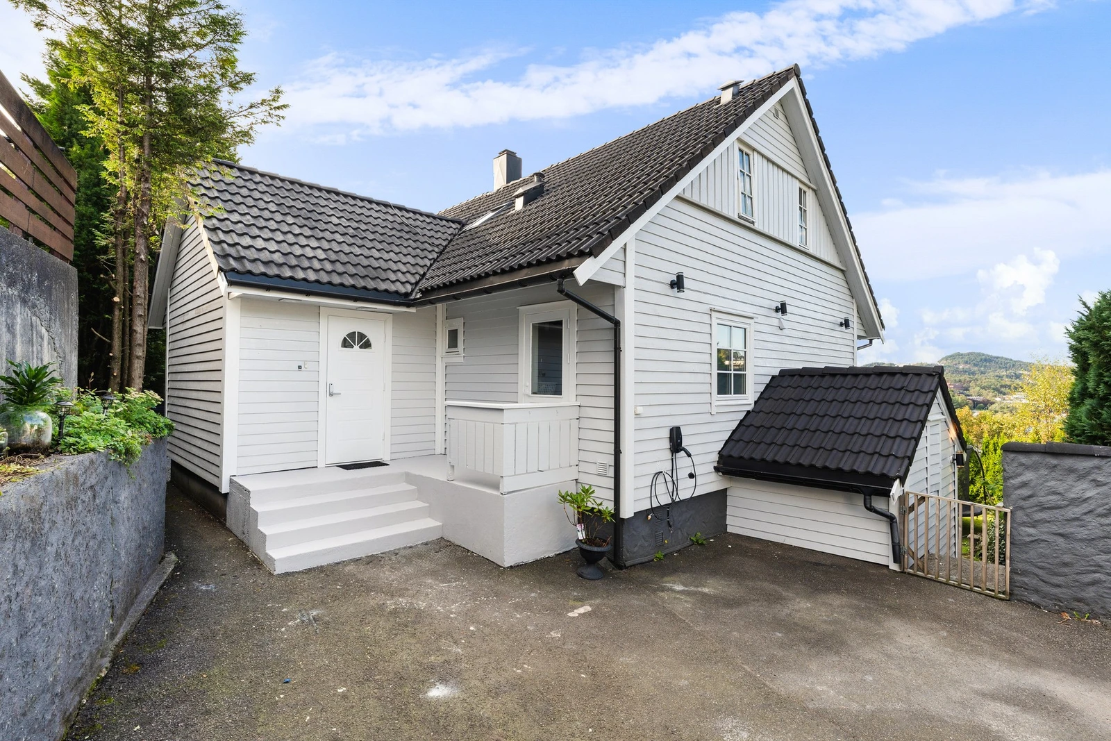 Husets hovedinngang. Det er egen inngang til kjelleretasjen. Galleribilde