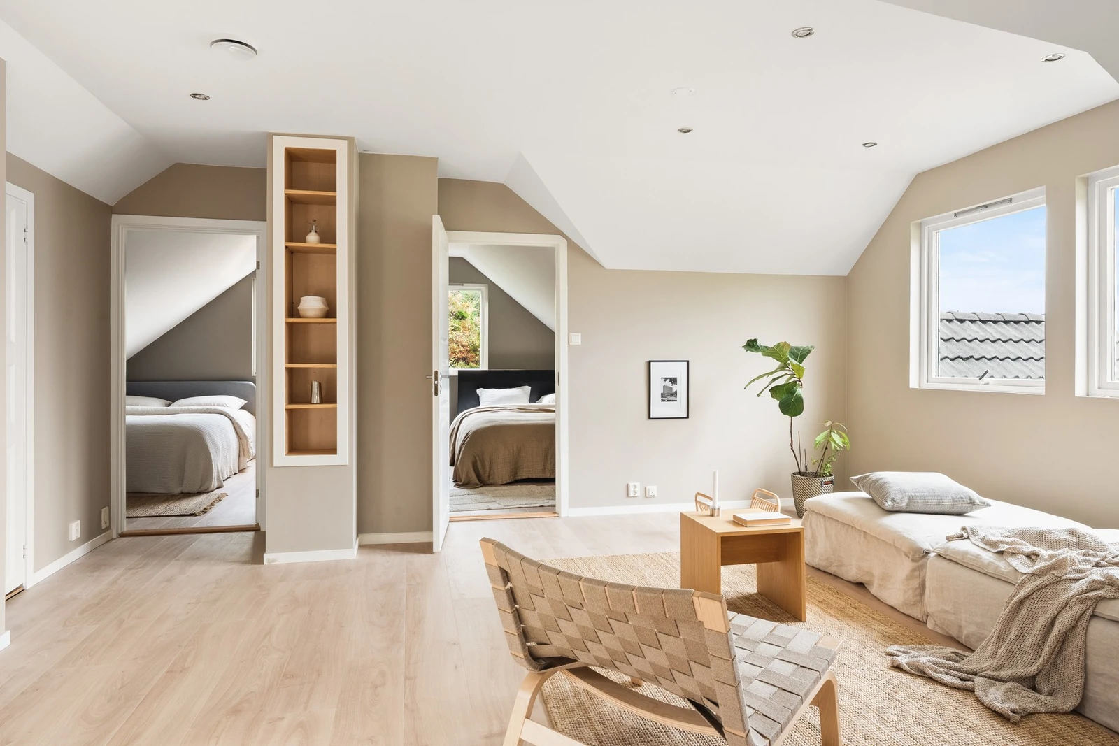 Stor og lys stue med spotter i taket. Galleribilde