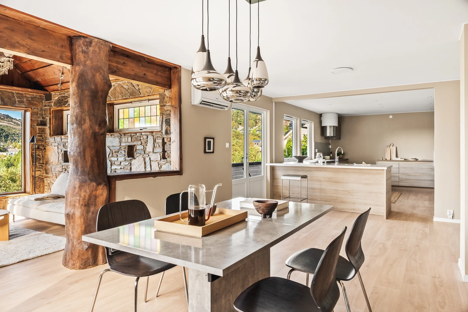 Romslig kjøkken med moderne, slette fronter og laminat benkeplate. Galleribilde