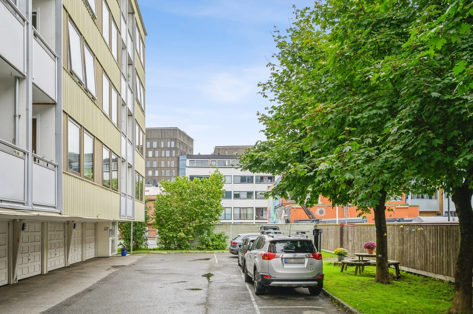 Fra leiligheten er det kort gangavstand til det meste du måtte trenge i hverdagen.