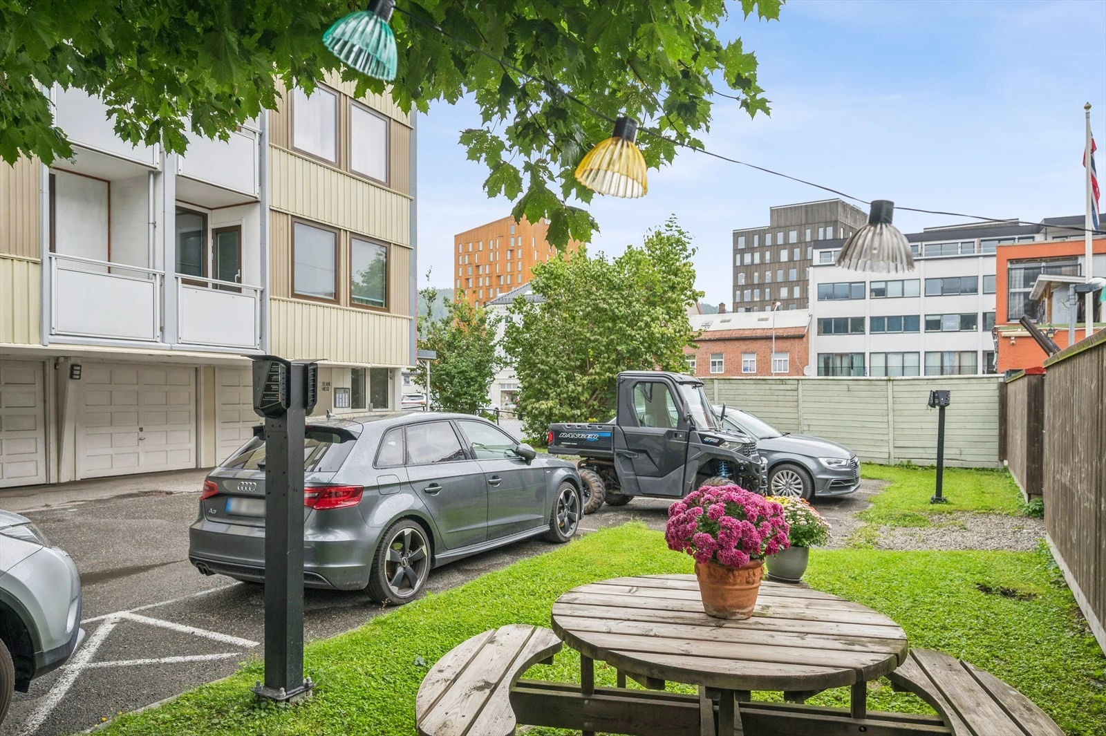 Fellesarealene er godt vedlikeholdt, innbydende og gir plass til sosialt samvær med naboer eller venner.