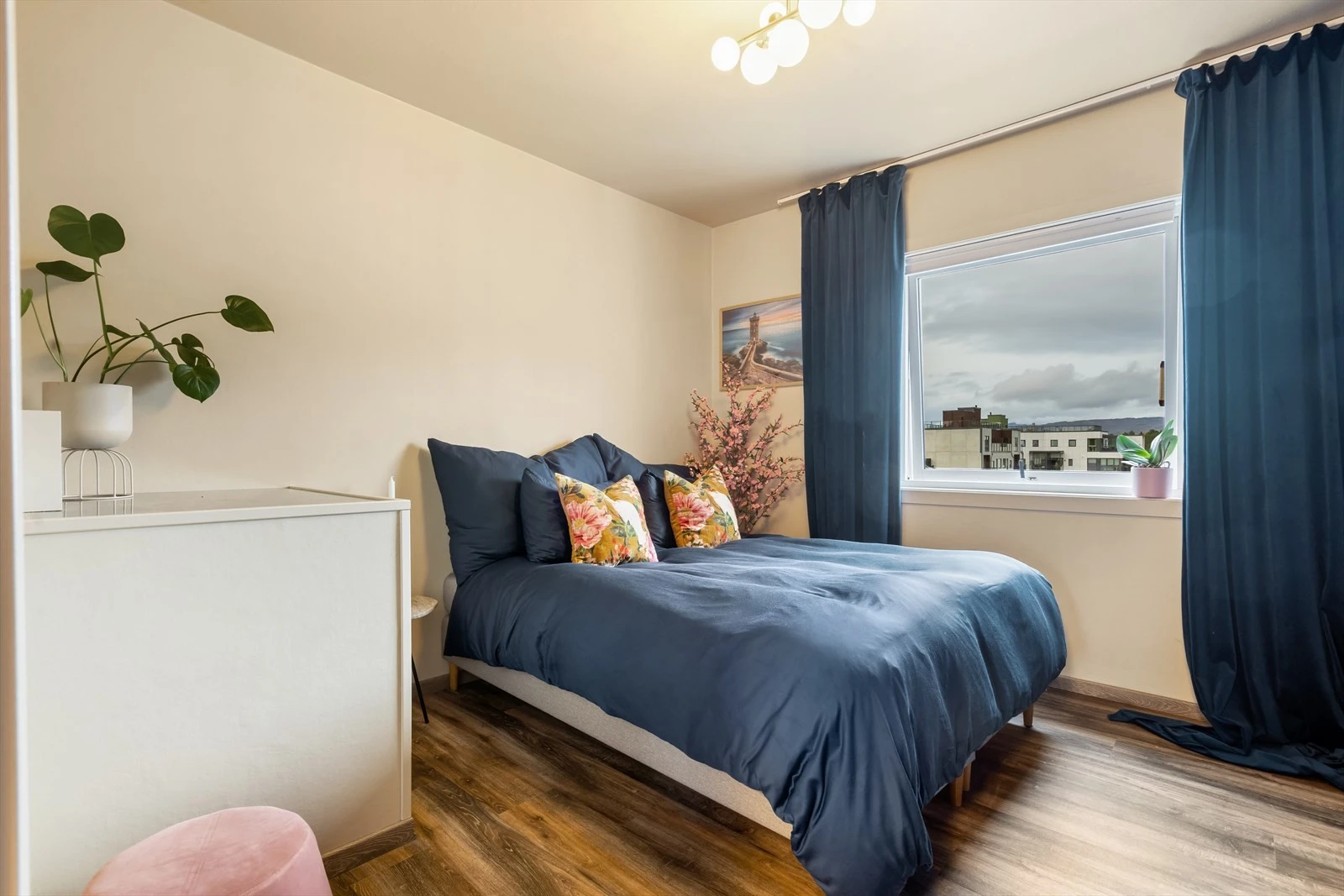 Soverom 2 er romslig og har god plass til soveromsmøbler. Galleribilde