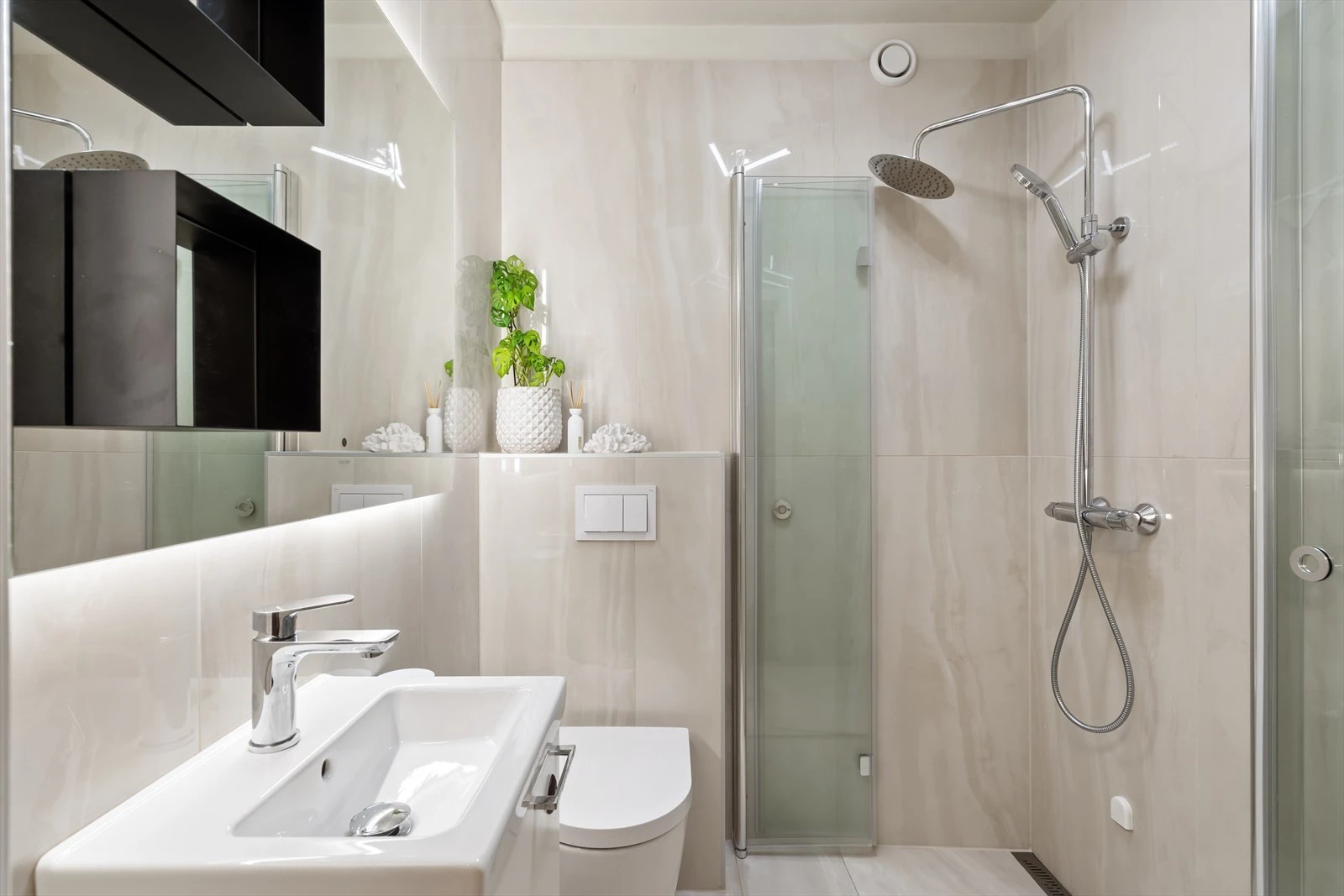 Bad renovert i 2023. Flislagte vegger og gulv i tidløse farger. Nedstøpte varmekabler i gulv. Galleribilde