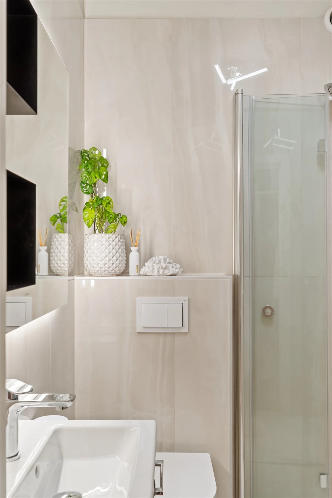 Veggmontert toalett. Galleribilde