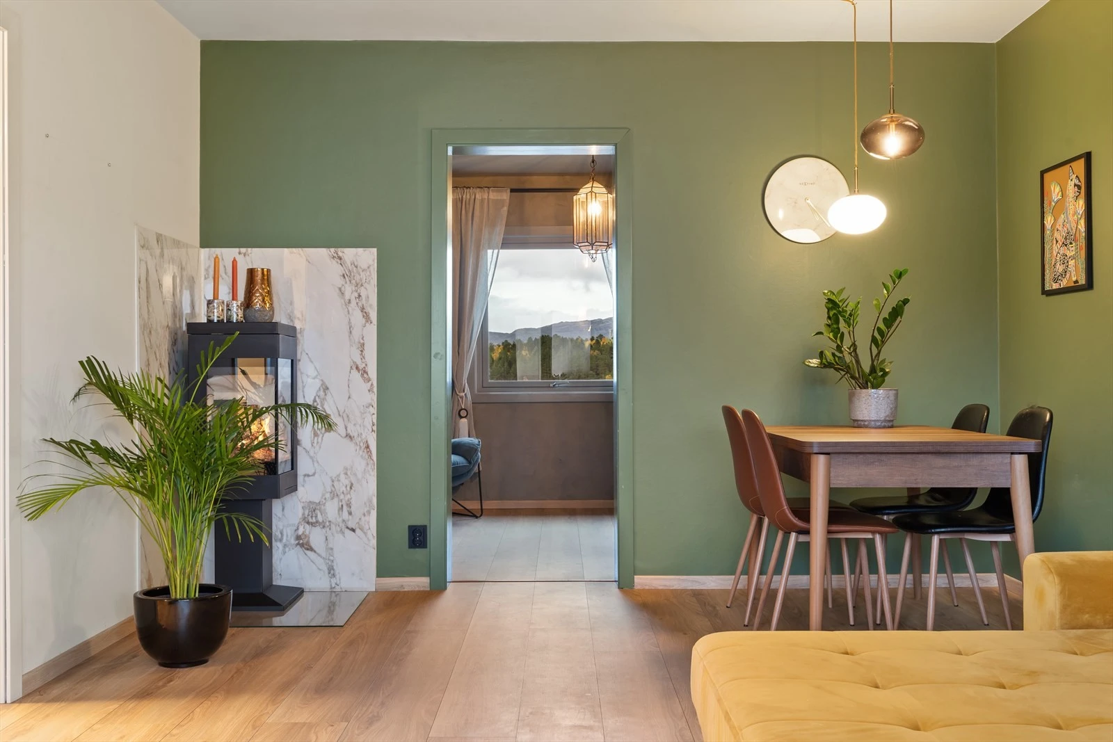 Flott leilighet med bad, kjøkken og vedovn fra 2023-2024. Overflater er pusset opp i perioden 2022-2024. Galleribilde