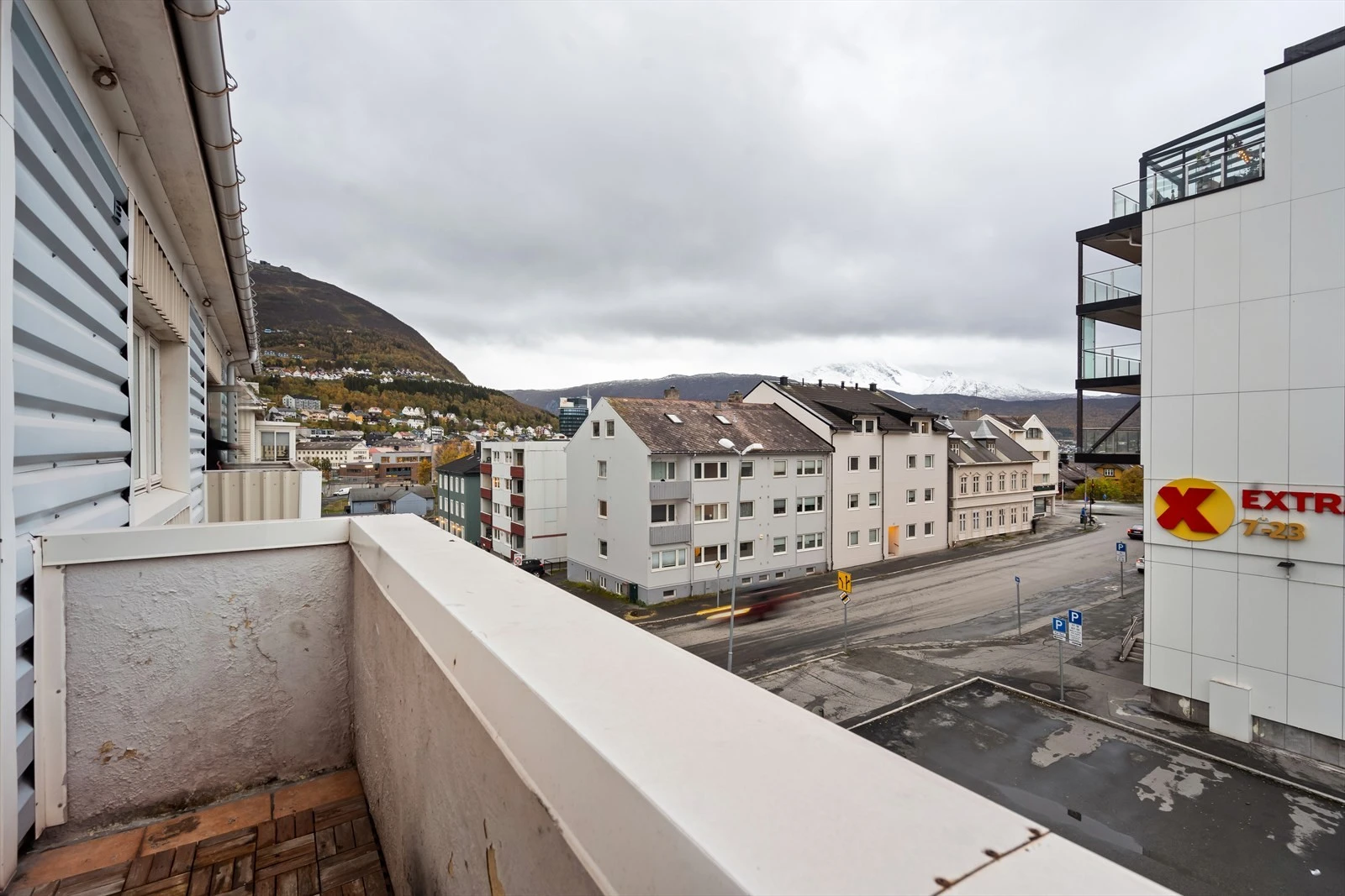 Utsikt fra balkong. Det er kort vei til dagligvarebutikk, legesenter, apotek, barneskole, lekeplass, idrettshall, svømmehall og andre servicetilbud i byen. Galleribilde