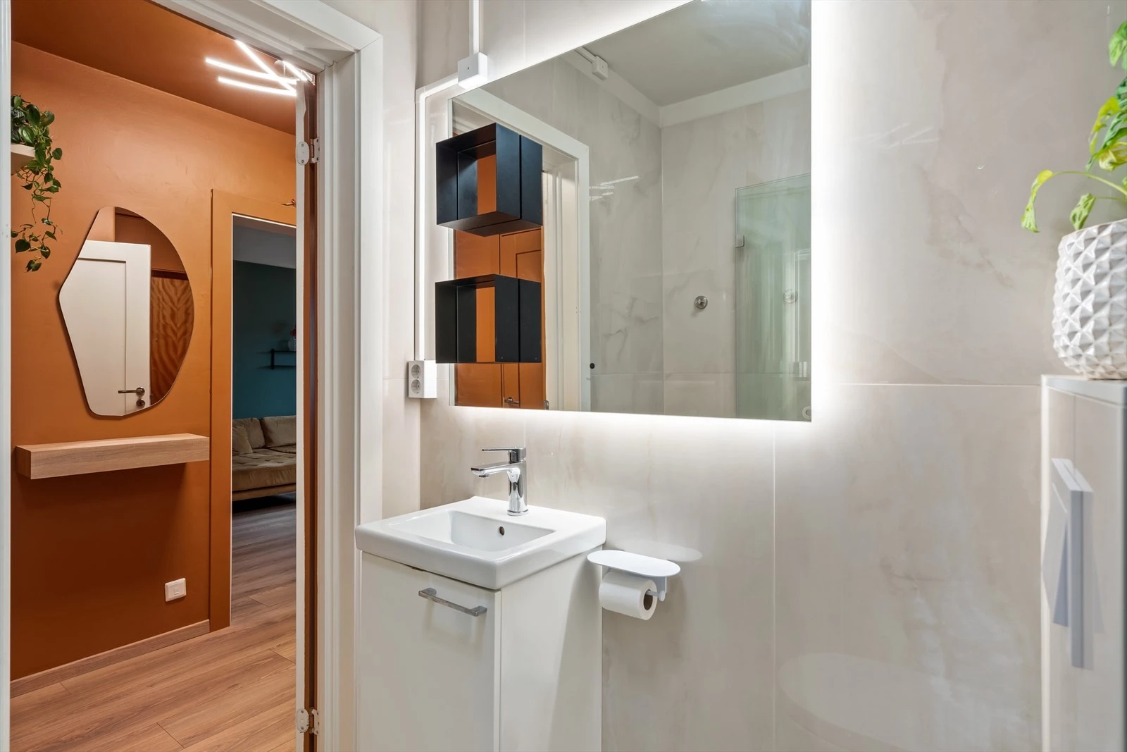 Servant med underskap, speil og lys. Galleribilde