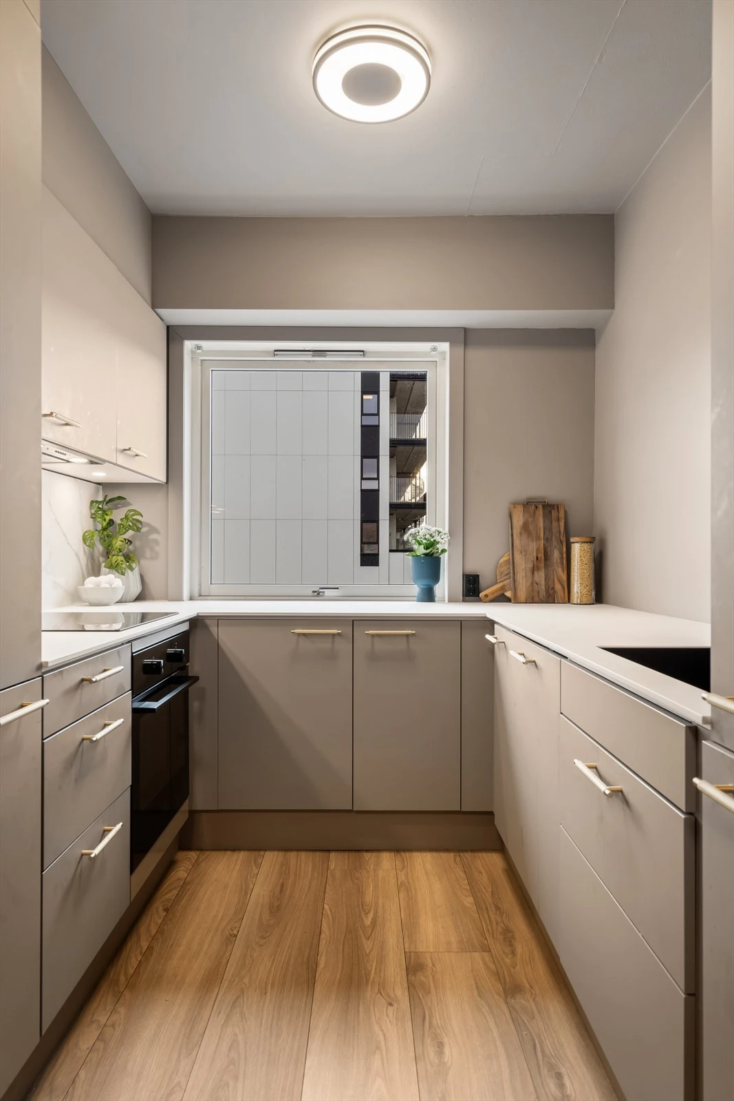 Kjøkkeninnredning type Aubo fra 2024 med slette fronter, og benkeplate av kompaktlaminat. Galleribilde