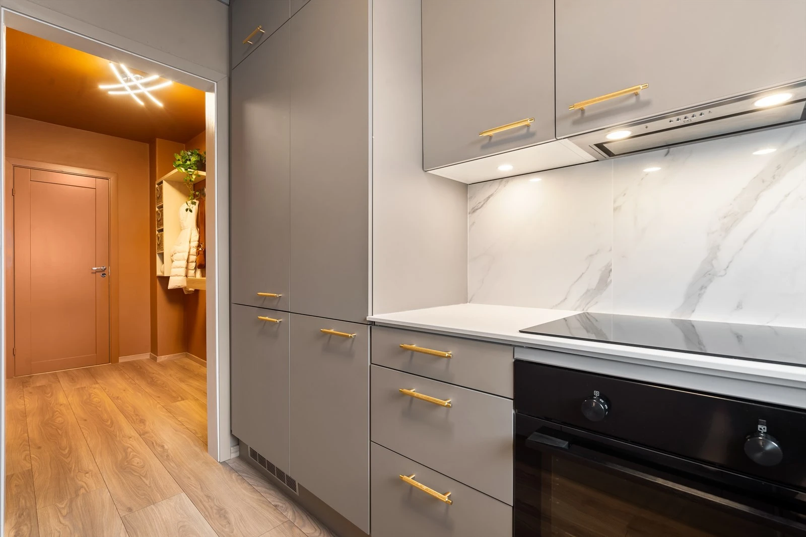 Kjøkkenet ble ferdigstilt for kun få måneder siden! Galleribilde