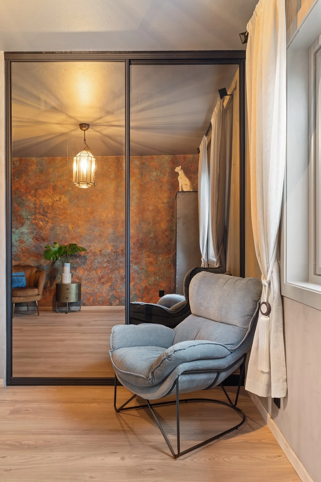 Soverom 1 har skyvdørsgarderobe med speildører fra 2022. Galleribilde