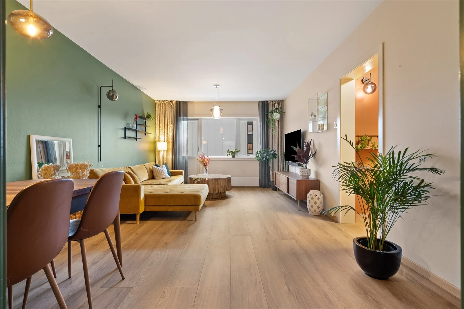 Pen stue med moderne fargevalg på overflater. Galleribilde