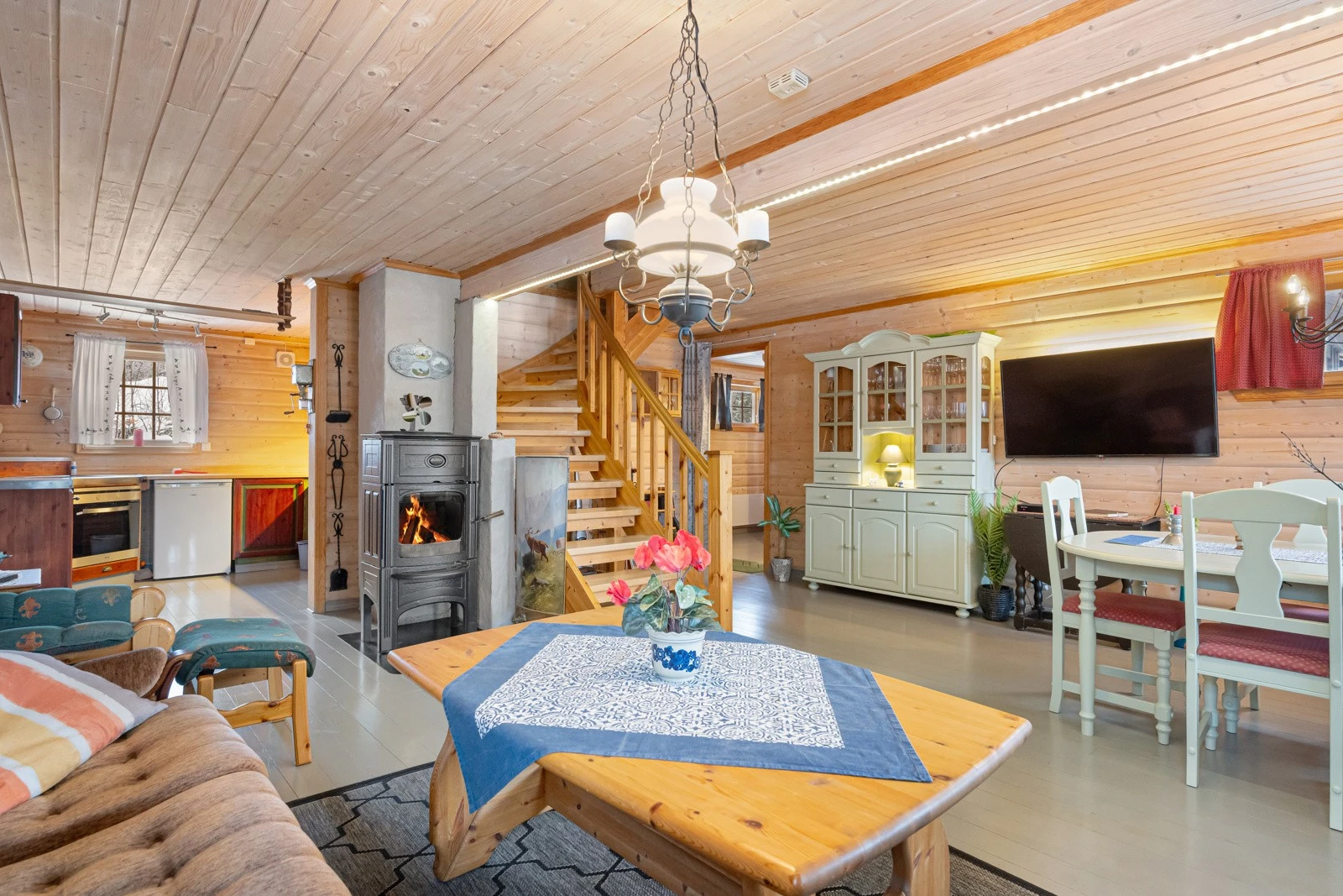 Stue med både varmepumpe og god vedovn Galleribilde