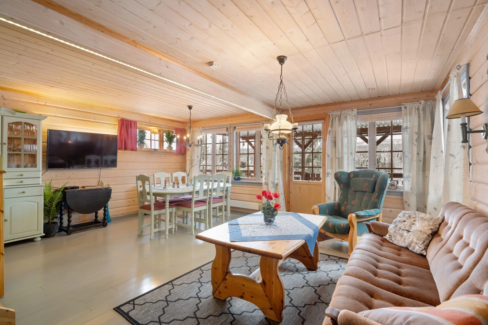 Fra stue er det utgang til stor veranda Galleribilde