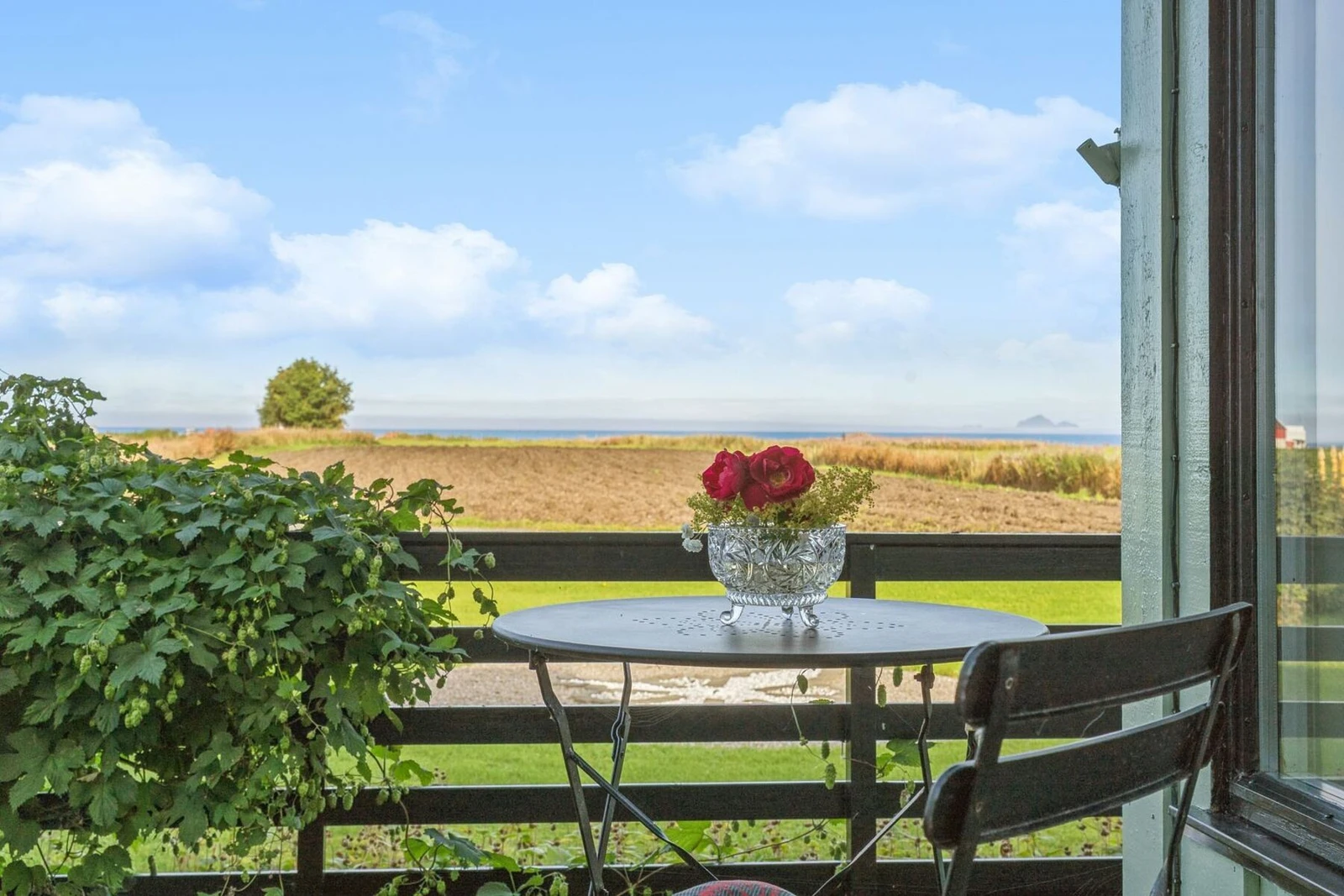 På sommerstid er sola oppe 24 t i døgnet og på vinterstid er det vekslende vakre lyssettinger Galleribilde