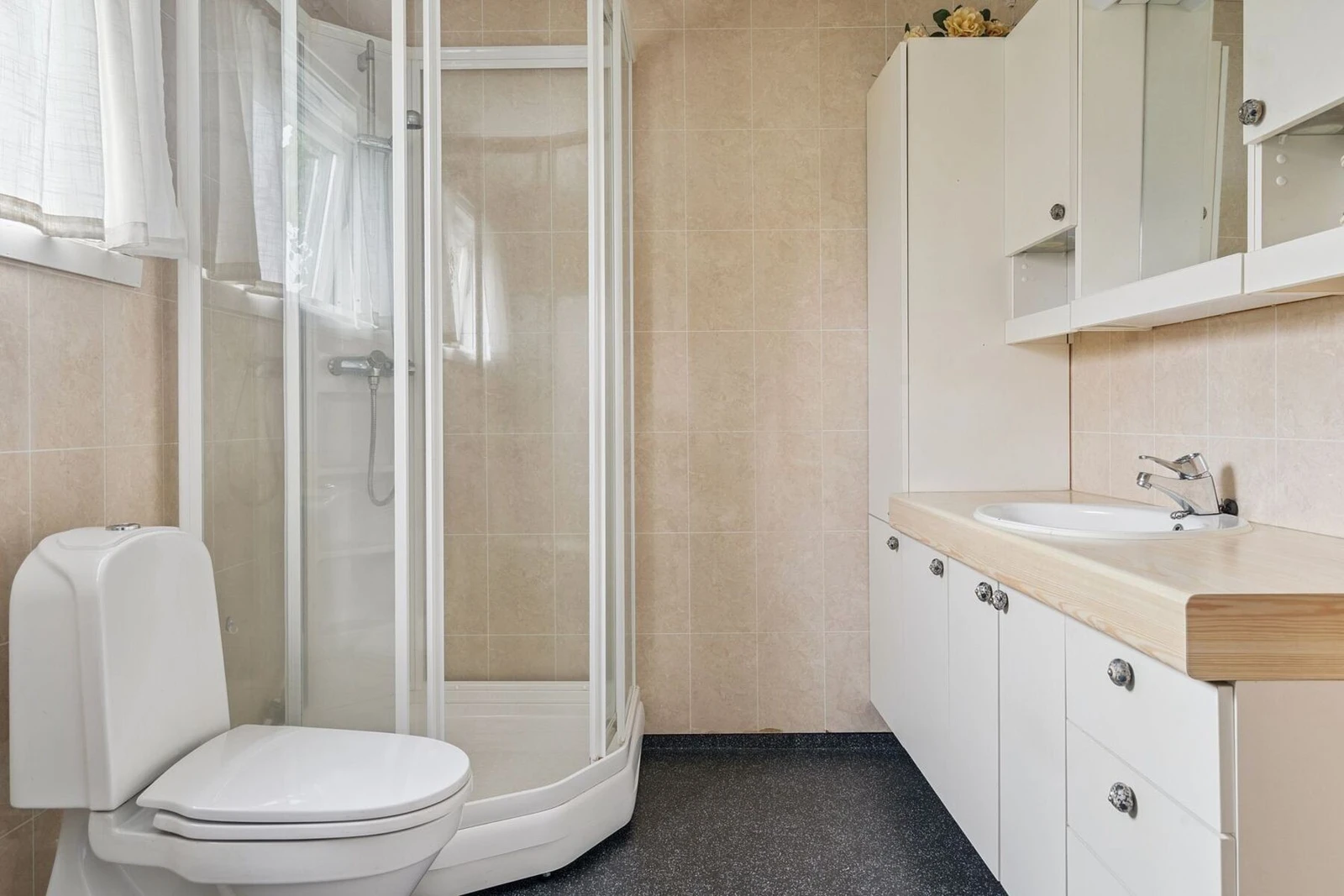 Bad med servantinnredning, dusjkabinett, toalett og røropplegg for vaskemaskin Galleribilde