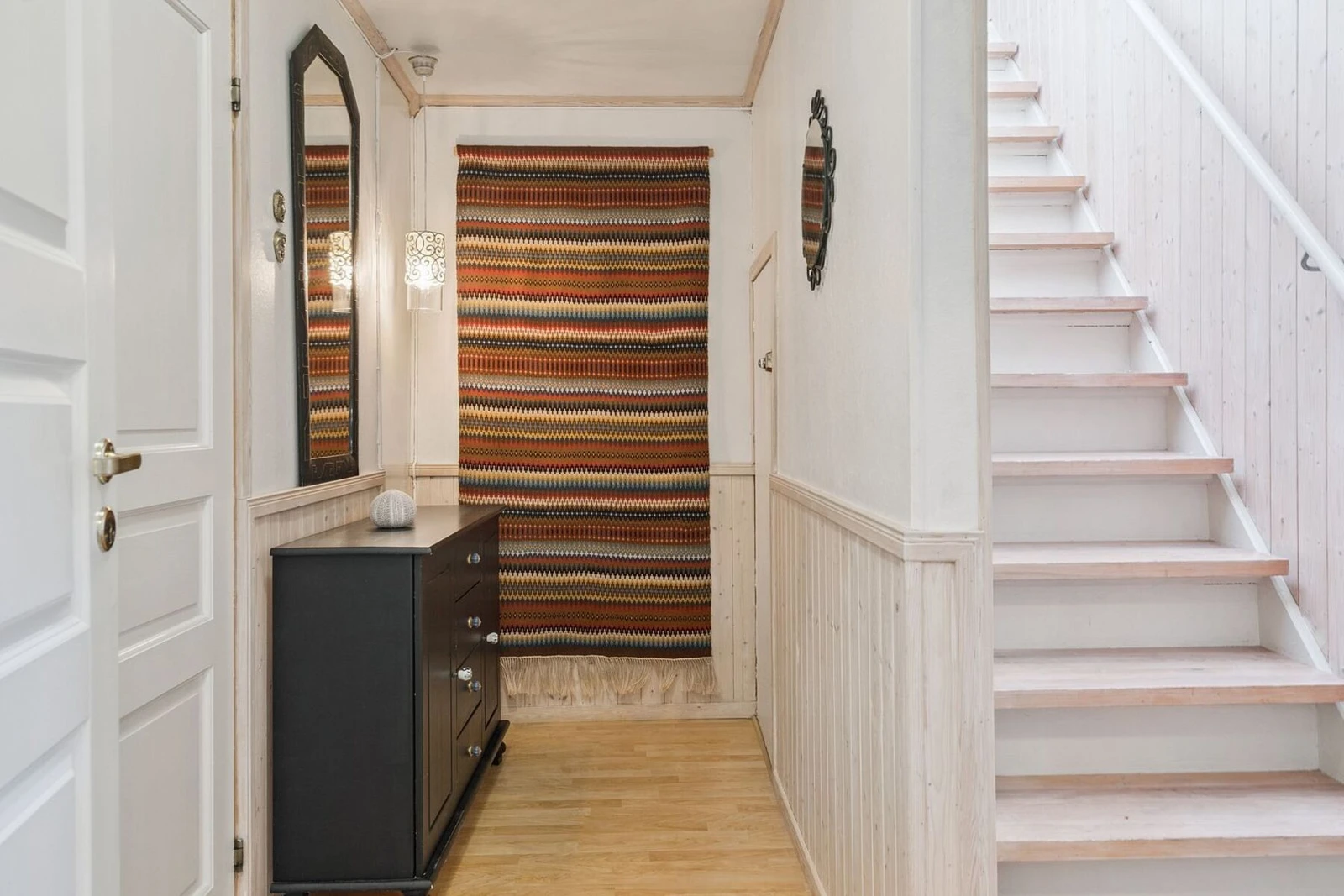 Gang med trapp opp til loft og ned til kjeller Galleribilde