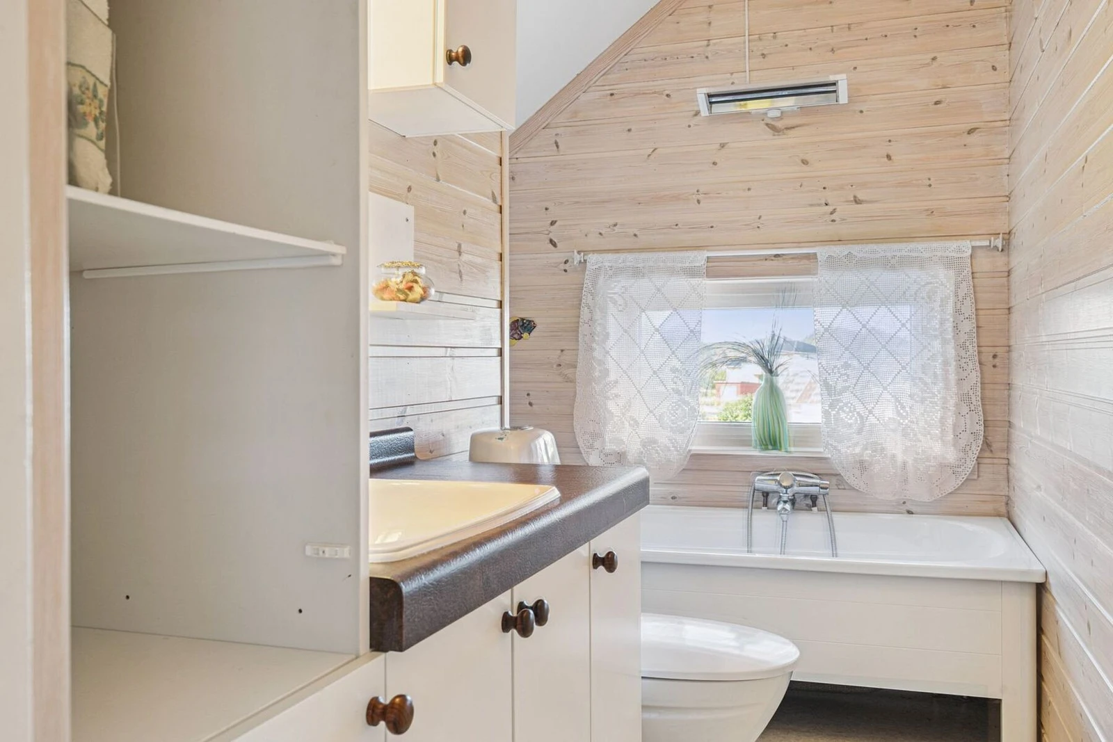 Bad 2 oppgradert i 2015/16 med nye overflater og nytt toalett Galleribilde