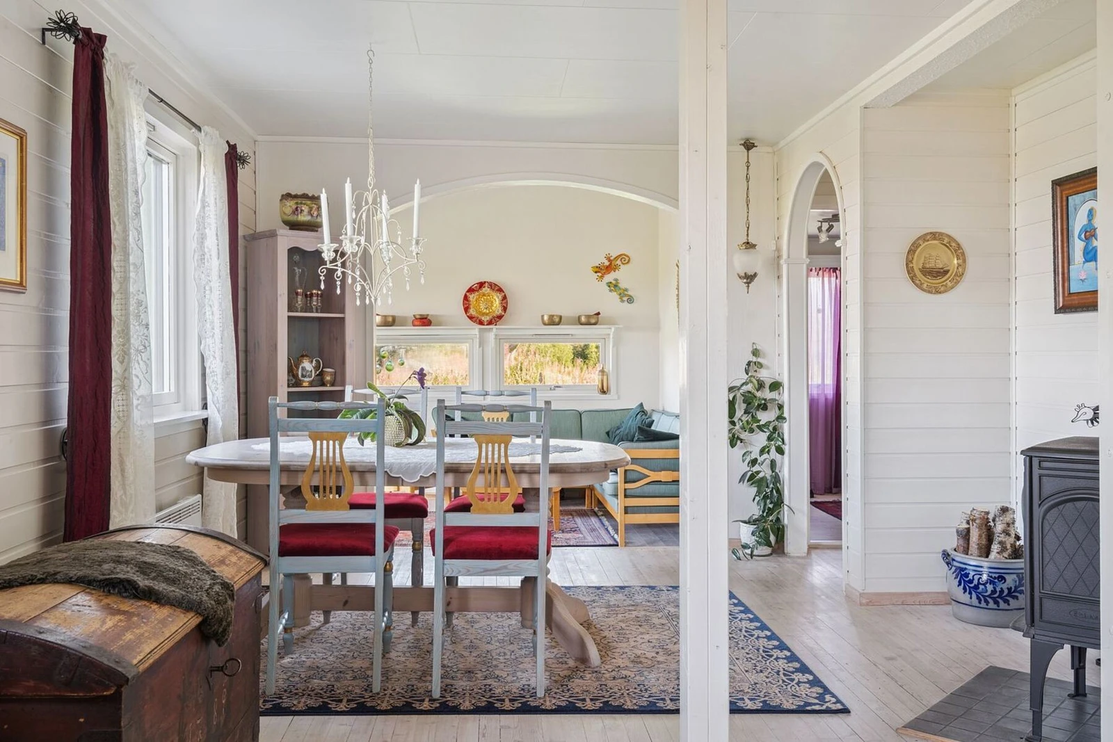 Velkommen inn! Lyse, fine overflater og godt lysinnslipp skaper en tiltalende atmosfære Galleribilde