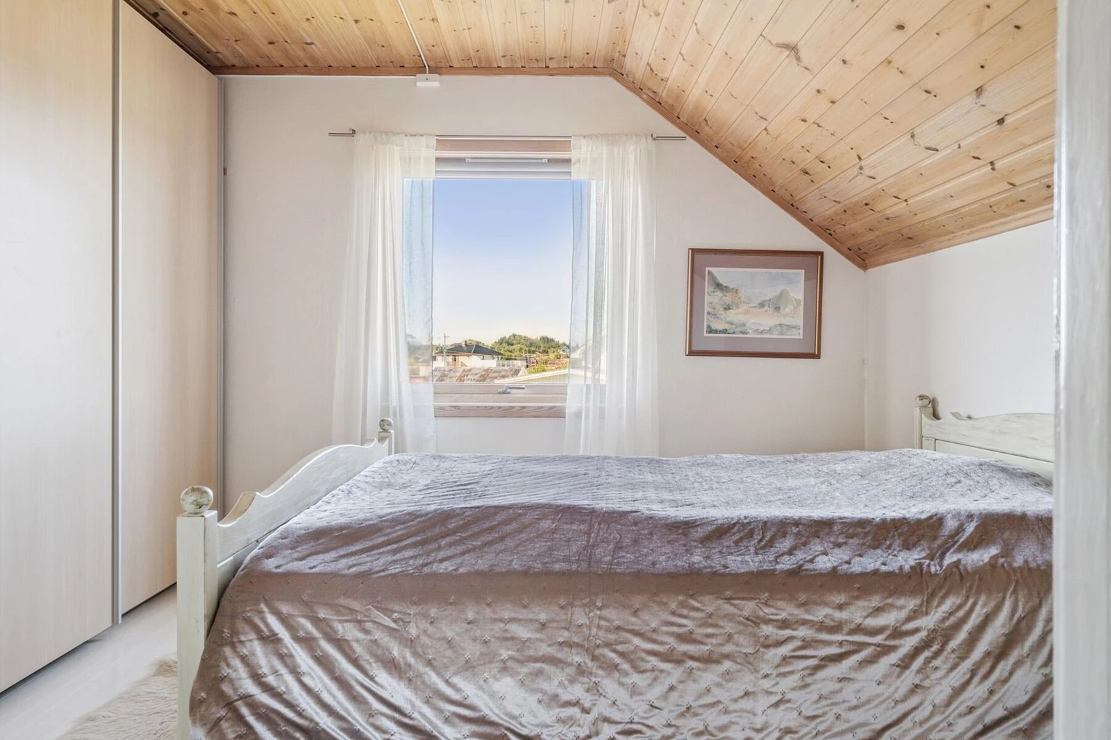 Soverom med skyvedørsgarderobe Galleribilde