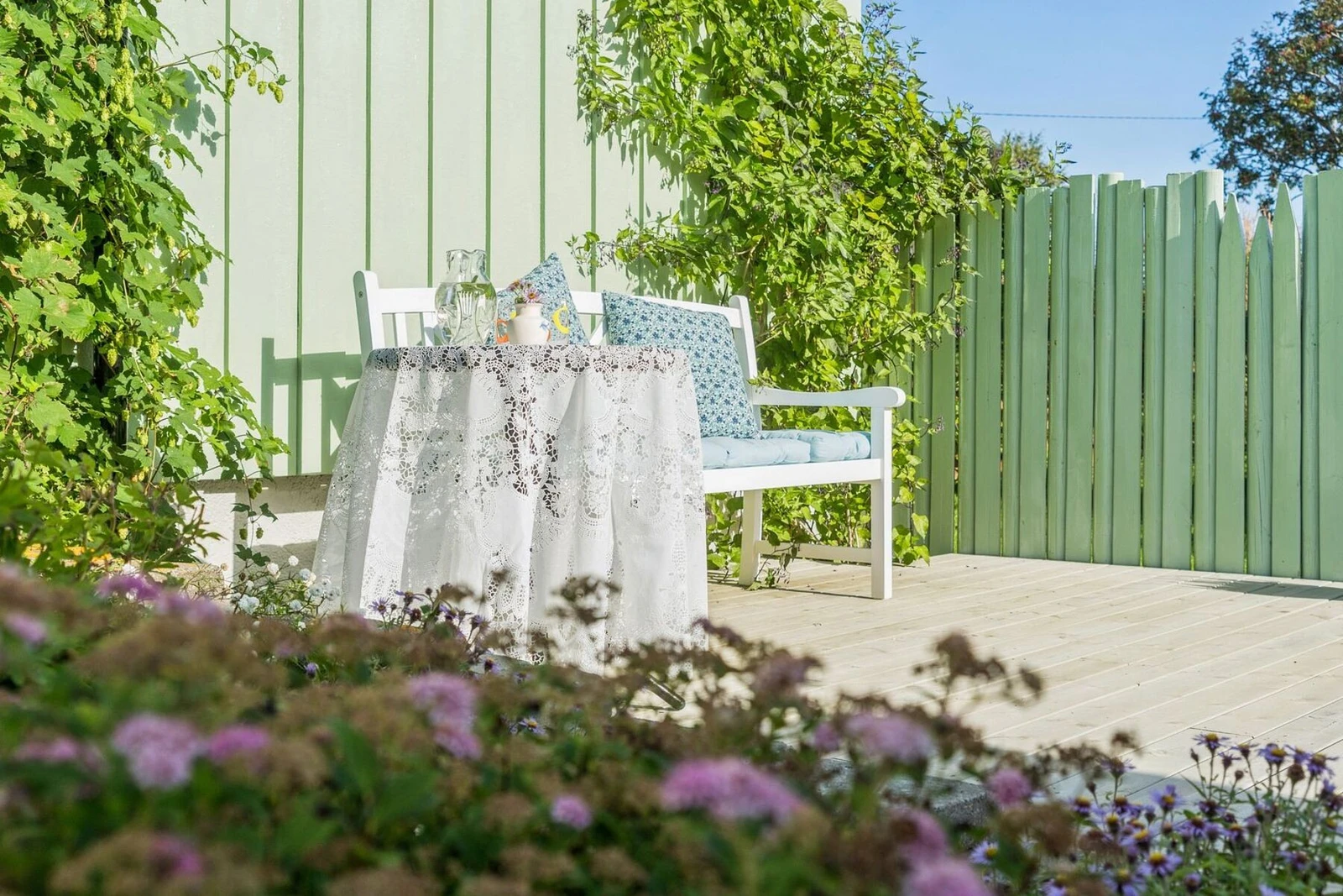 Flere hyggelige terrasseområder rundt boligen Galleribilde
