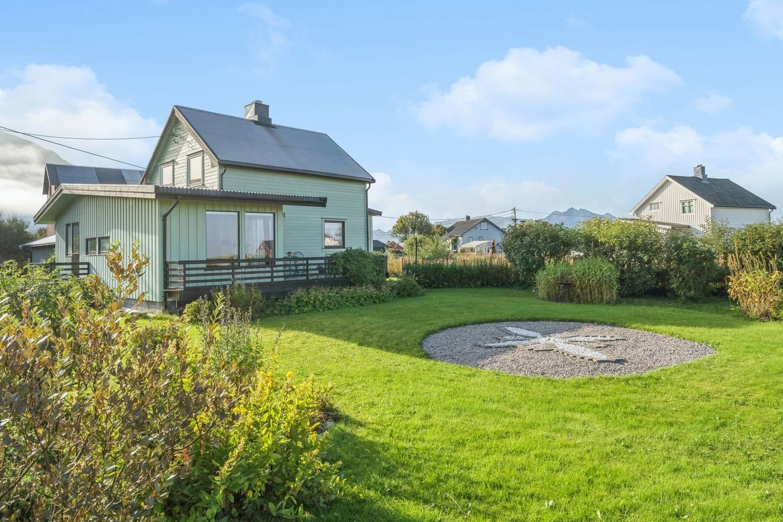 Frodig hage med flotte blomsterbedd og beplantning Galleribilde