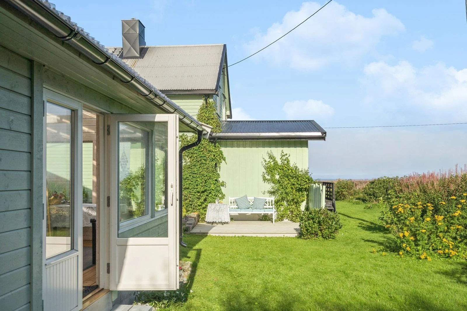 Her får du en romslig tomt med god boltreplass ute og solrike uteplasser Galleribilde