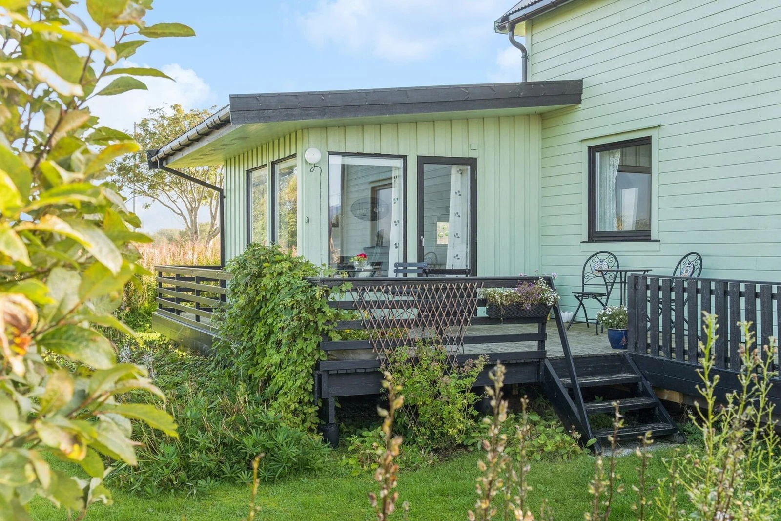Terrasseområder hvor varme sommerdager nytes til det fulle med god plass til utemøblement Galleribilde
