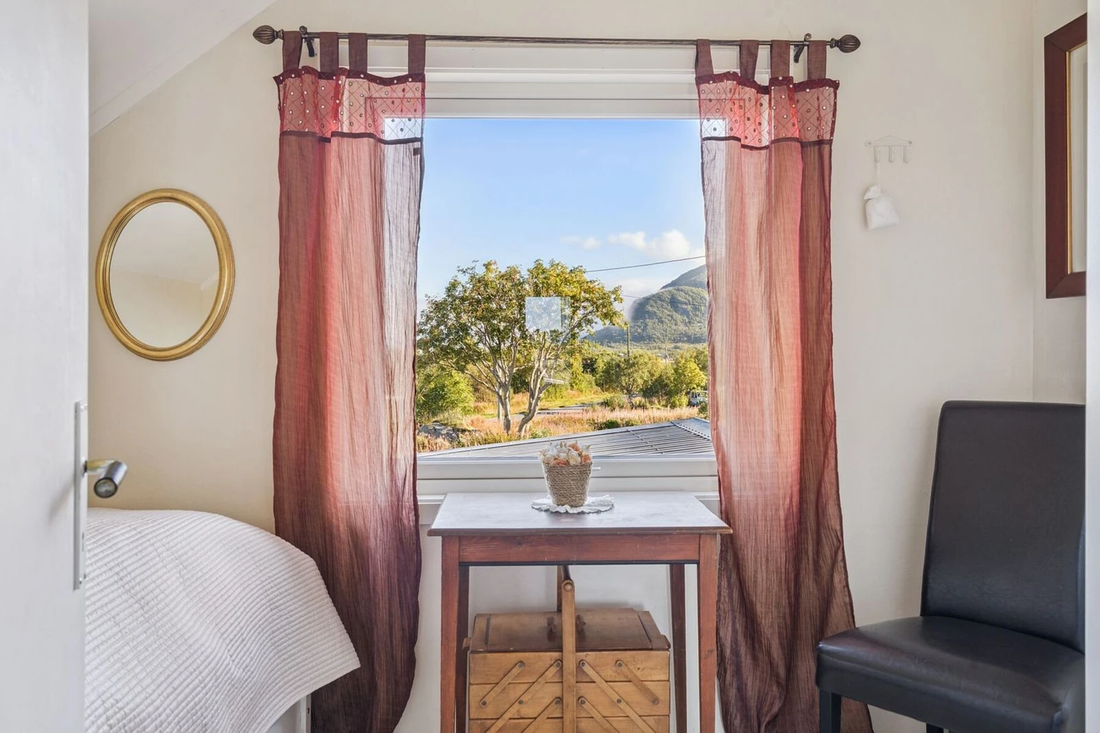 Soverom - her er det også garderobeskap Galleribilde