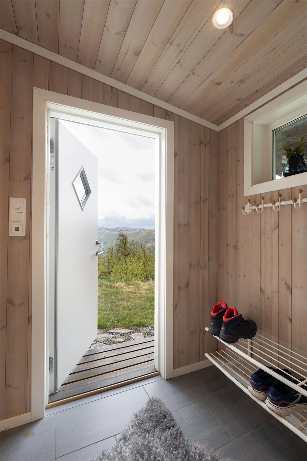 Hytta inneholder: Entré, bad, teknisk rom, 3 soverom, bod og stue/kjøkken Galleribilde