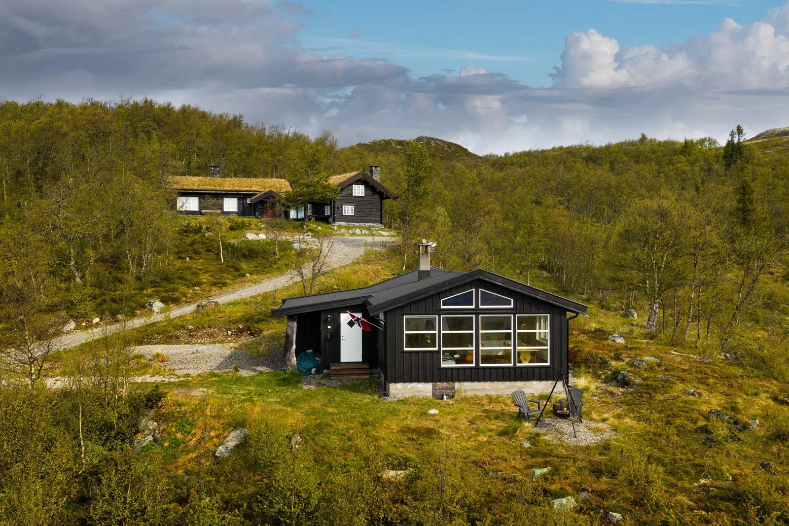 Beliggende på ca. 1 060 moh i et etablert hytteområde ved Nørstebøsetra i Uvdal. Galleribilde