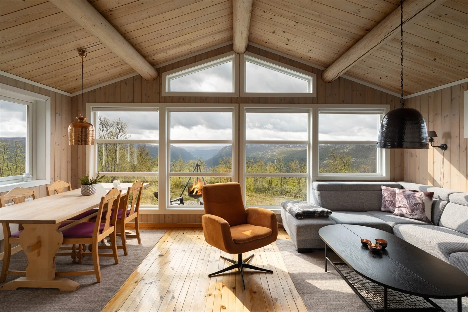 Stue med plass til sitte- og spisegruppe. Fantastisk utsikt over fjellheimen. Galleribilde