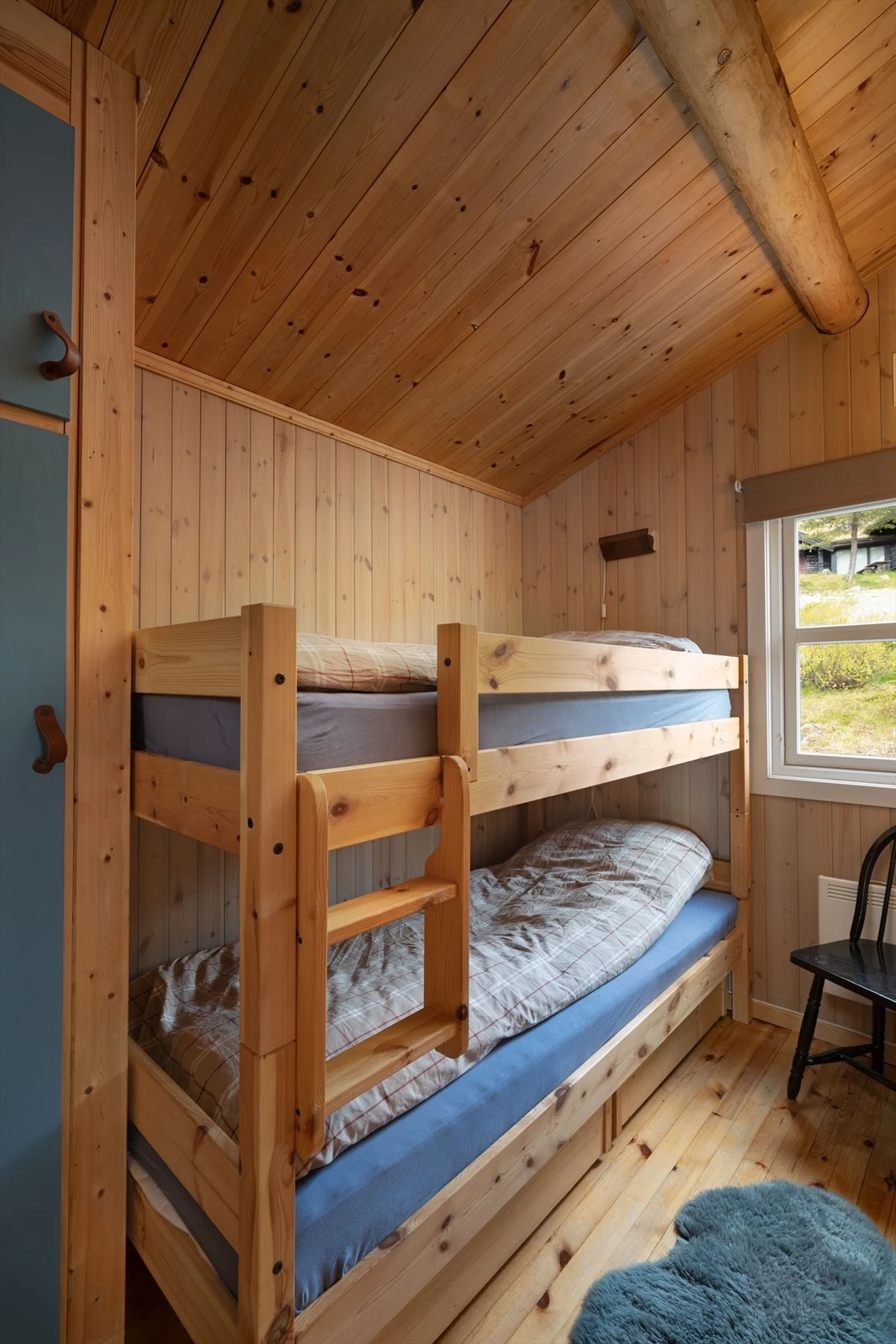 Soverom med plassbygget garderobeskap og køyeseng Galleribilde